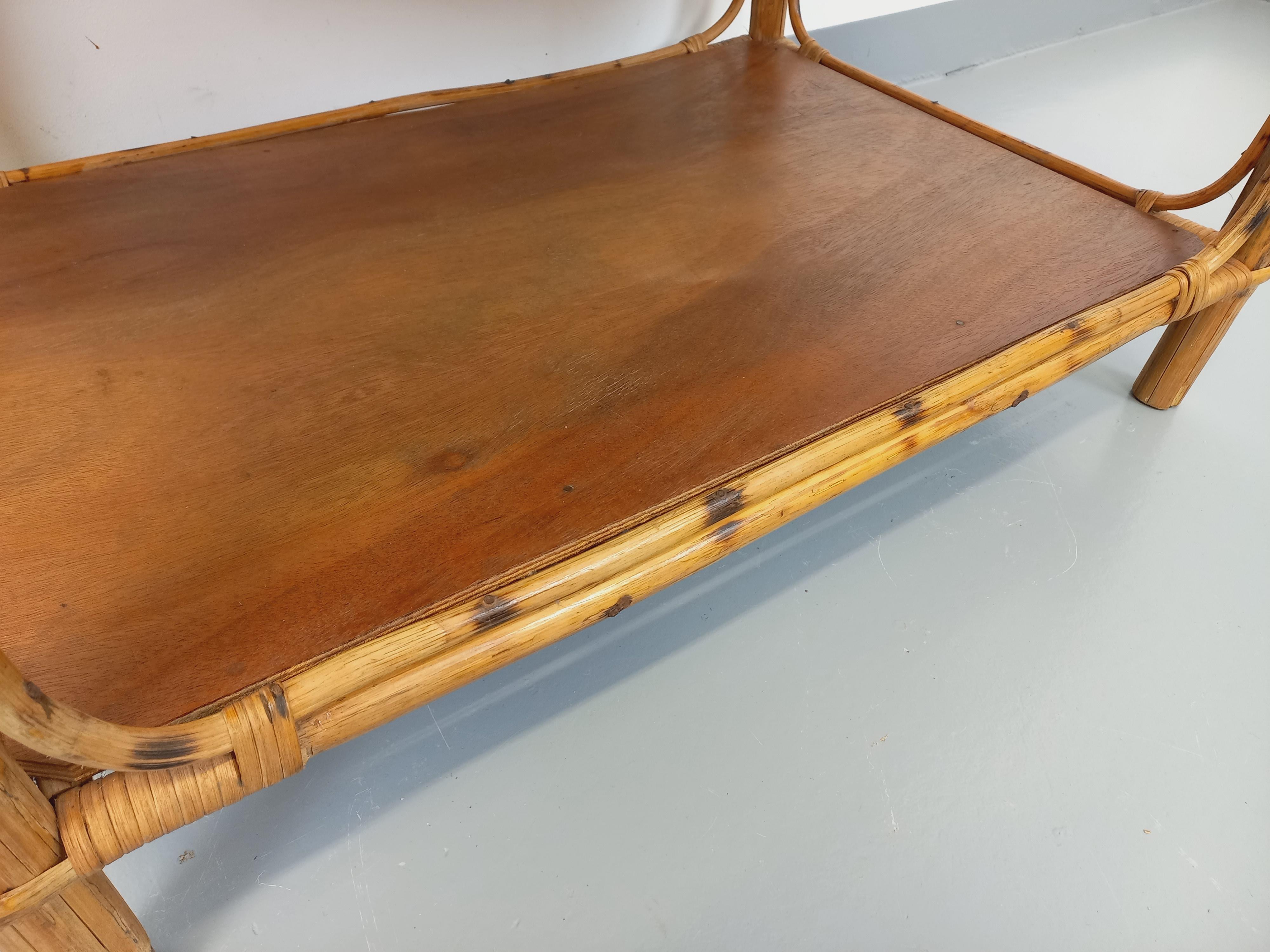 Table basse vintage en rotin et bois en vente 1