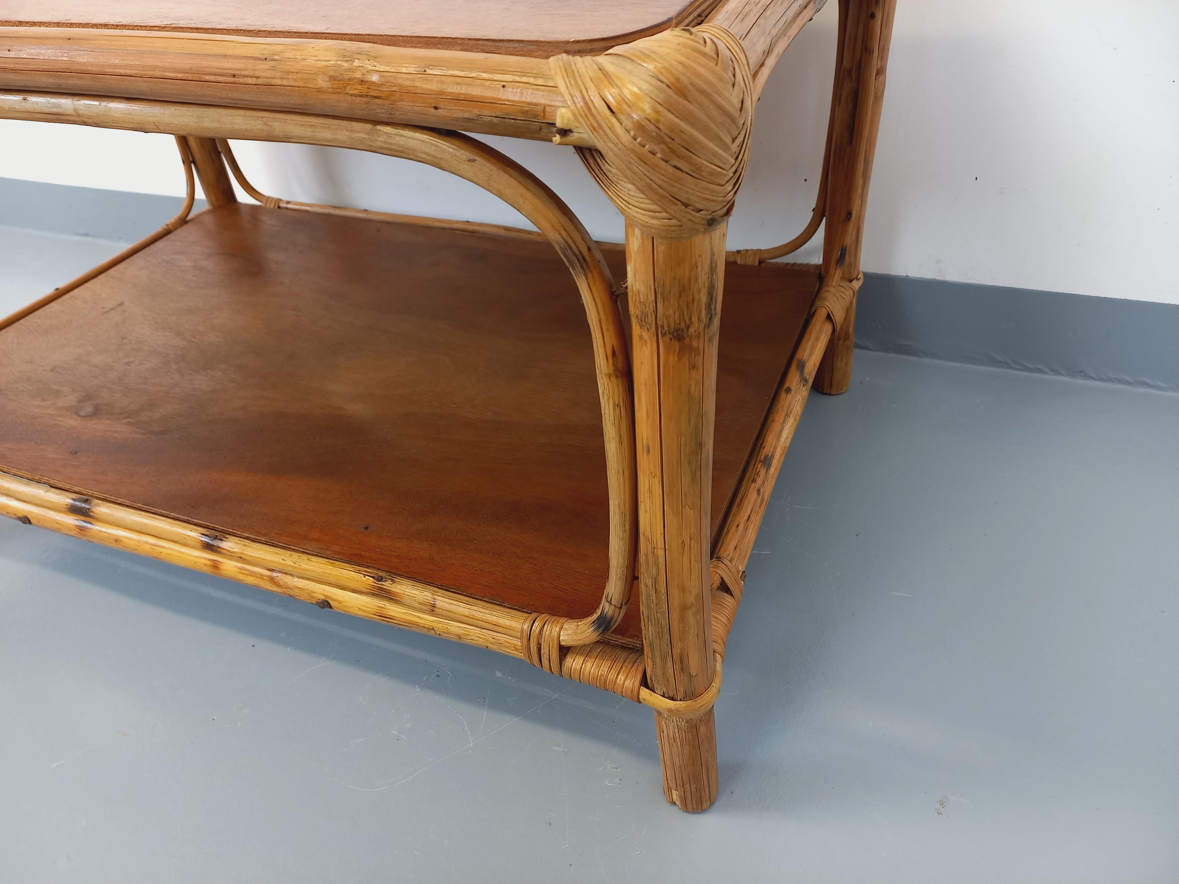 Table basse vintage en rotin et bois en vente 2