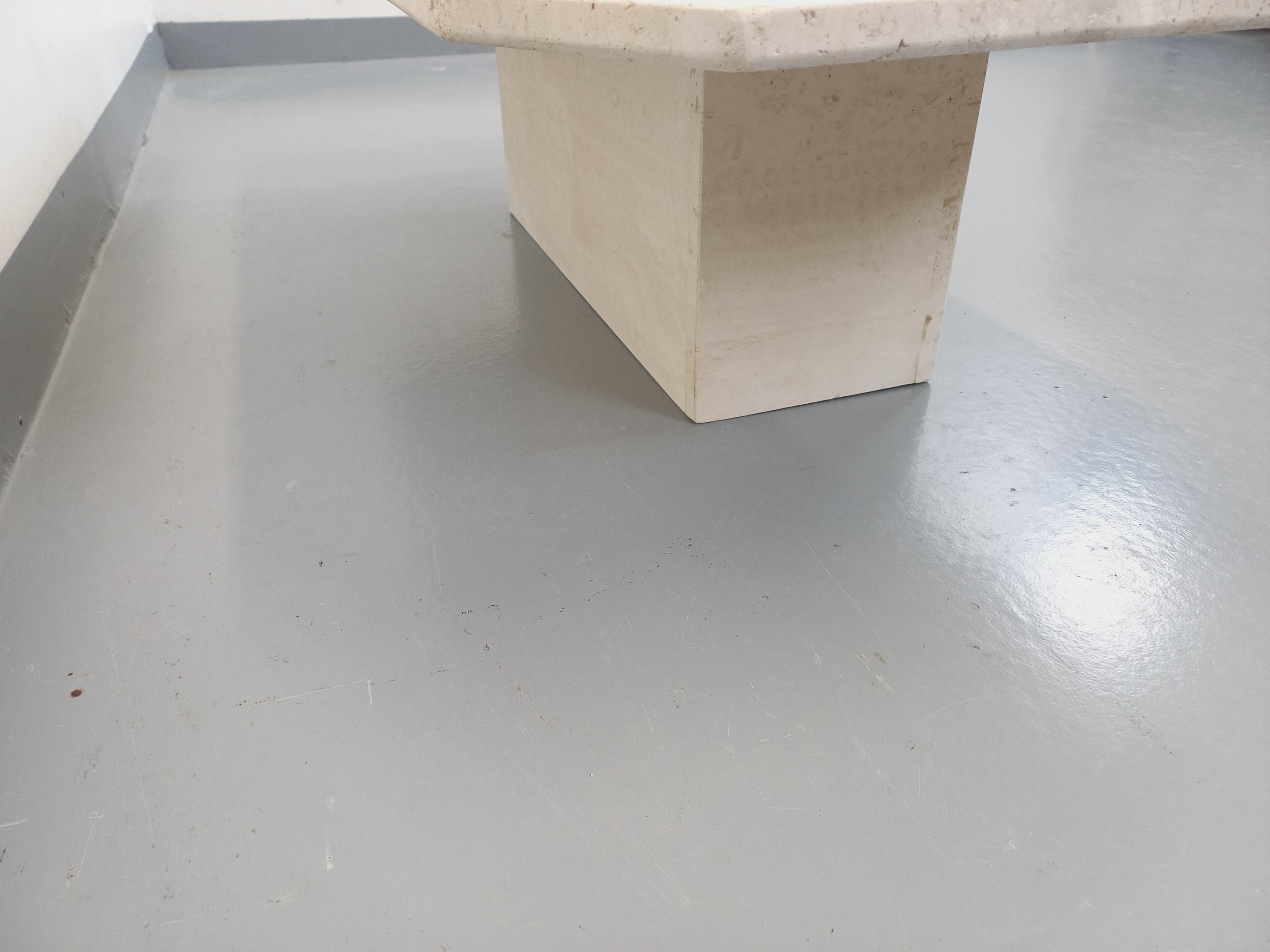Table basse vintage des années 70 80, en travertin mat, plateau rectangulaire biseauté aux 4 angles, pied cubique central, jolies nuances de blanc et beige, très bon état.
Ref 231 111
Hauteur : 32 cm
Tamaño : 120 cm
Profondeur : 60 cm
