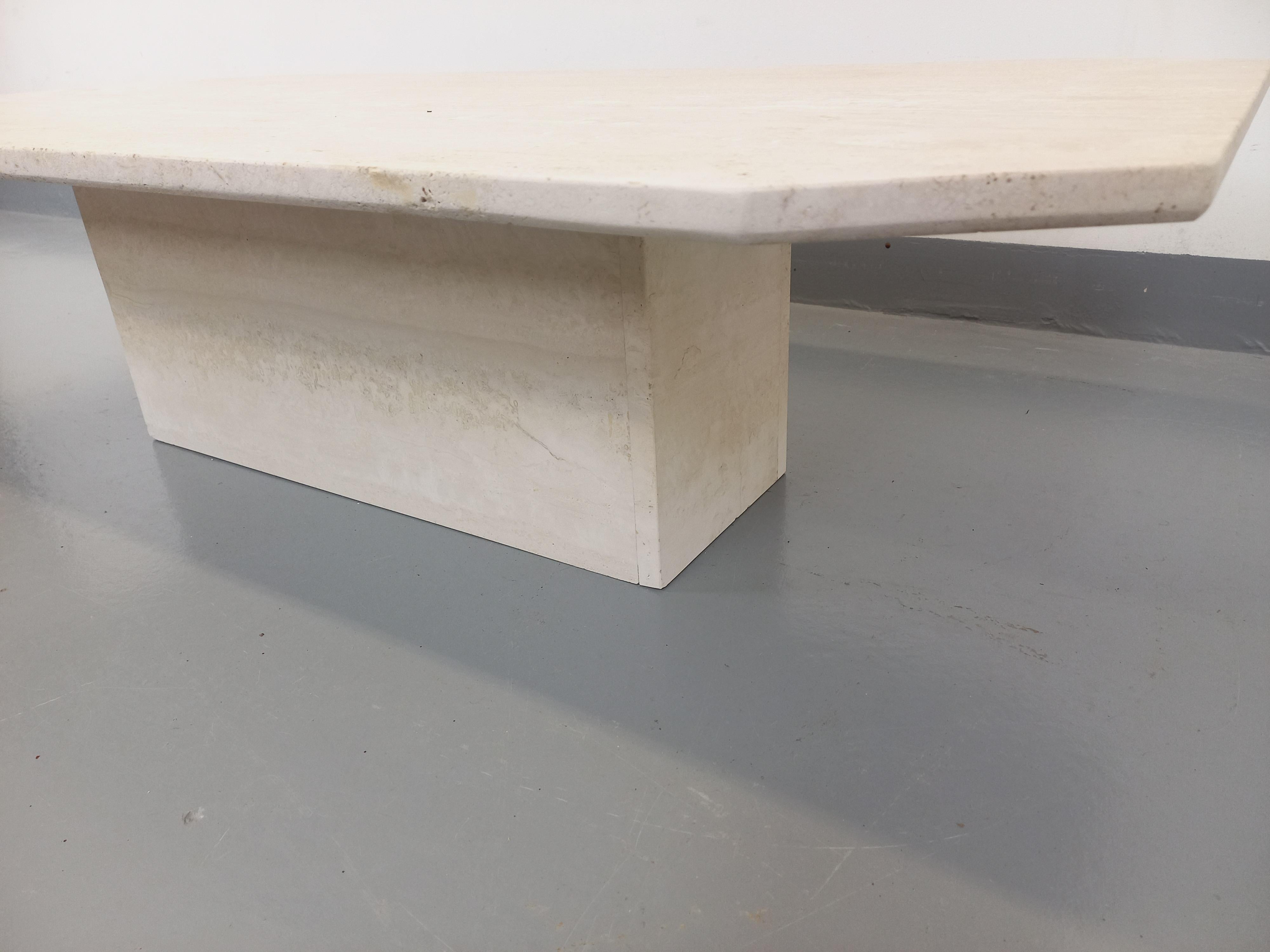 Table basse vintage en travertin des années 70 80 Moderno de mediados de siglo en venta