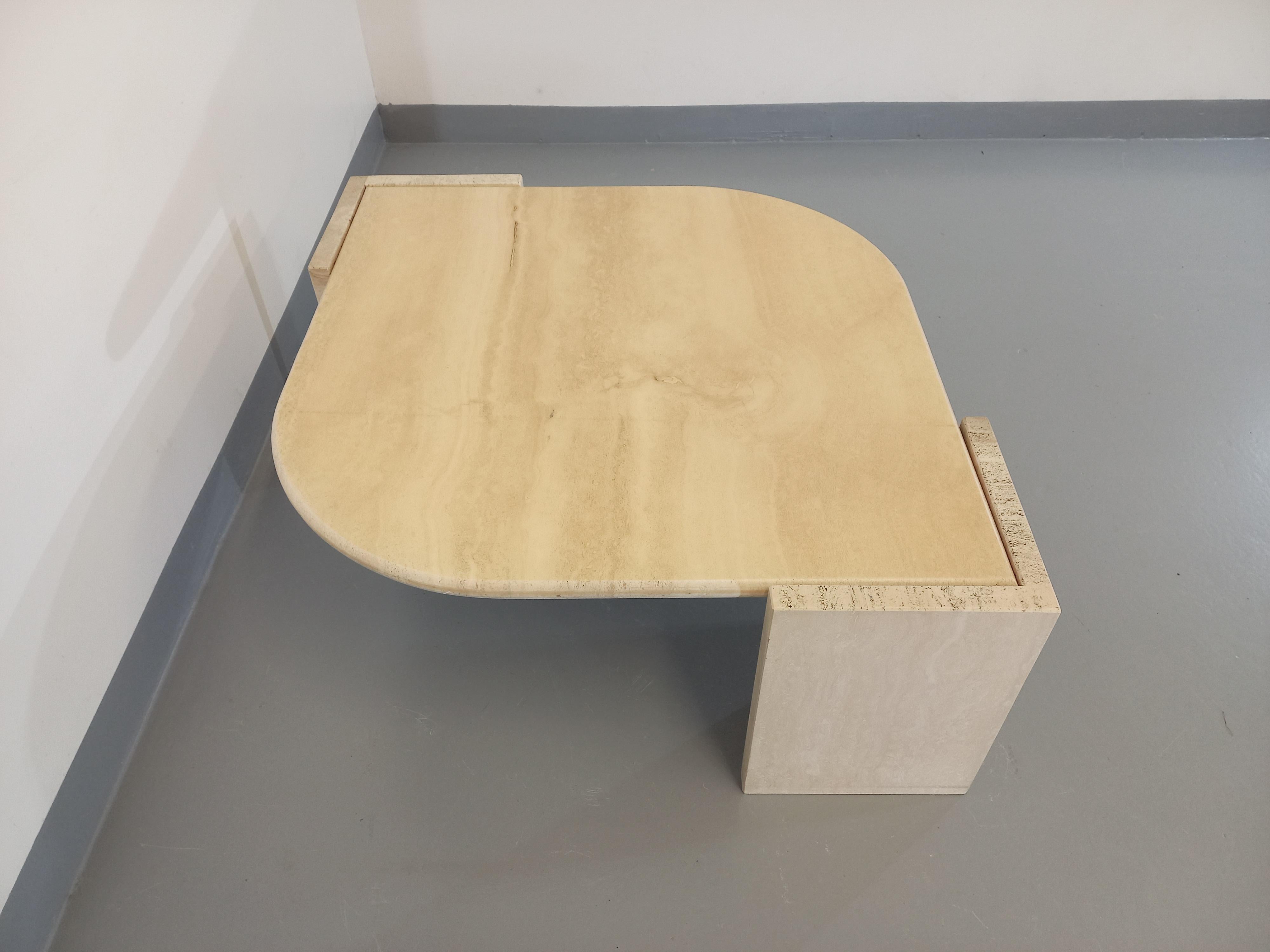 Table basse vintage des années 70, en travertin, forme carrée arrondie sur deux angles (ou forme d'oeil) et deux pieds angulaires aux extrémités. Superbes Design, wahrscheinlich von Roche-Bobois. Très bon état.
Ref 230 112
Größe : 37 cm
Größe : 85