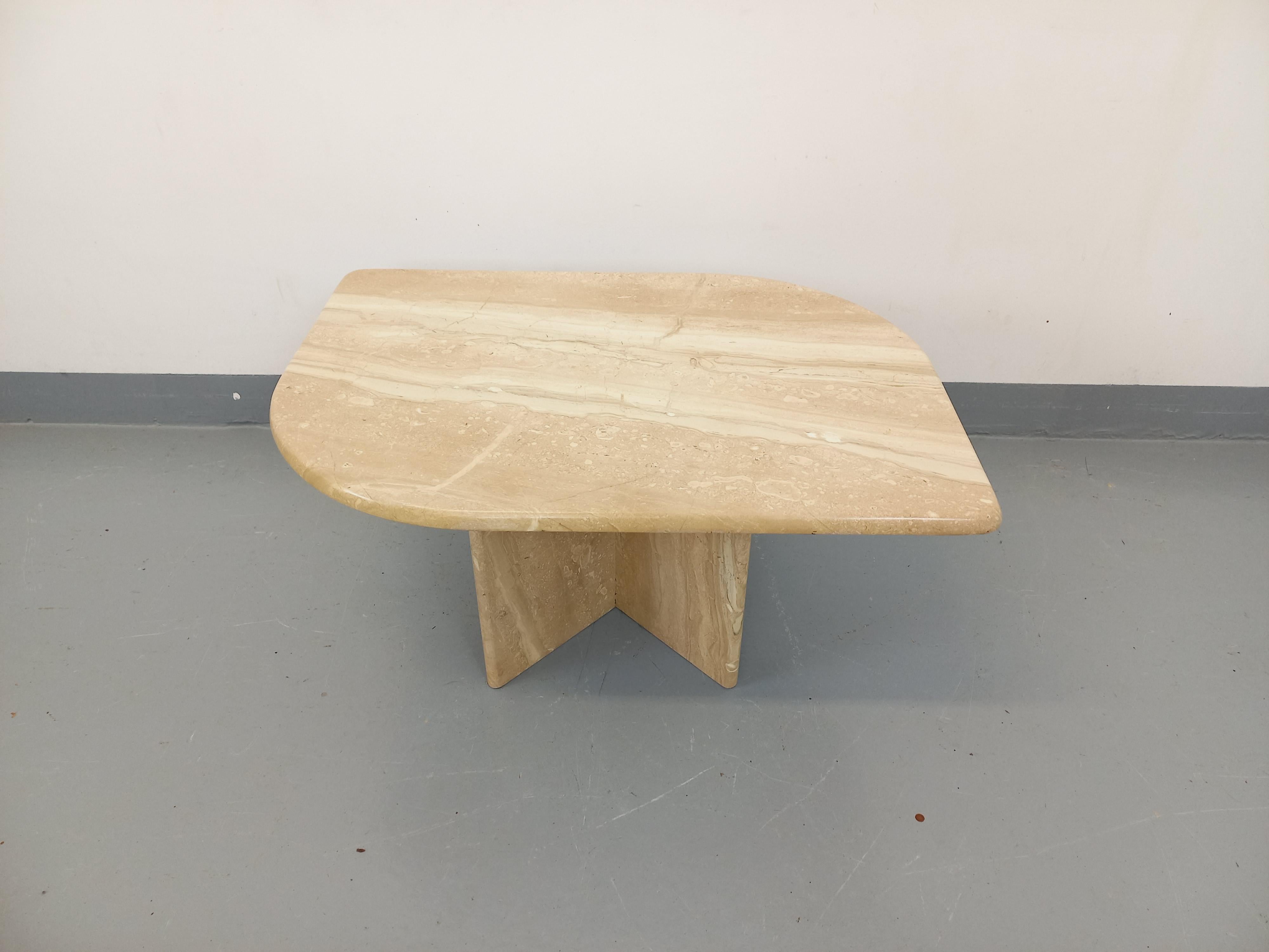 Niedriger Vintage-Tisch aus Travertin aus den 70er Jahren (Moderne der Mitte des Jahrhunderts) im Angebot