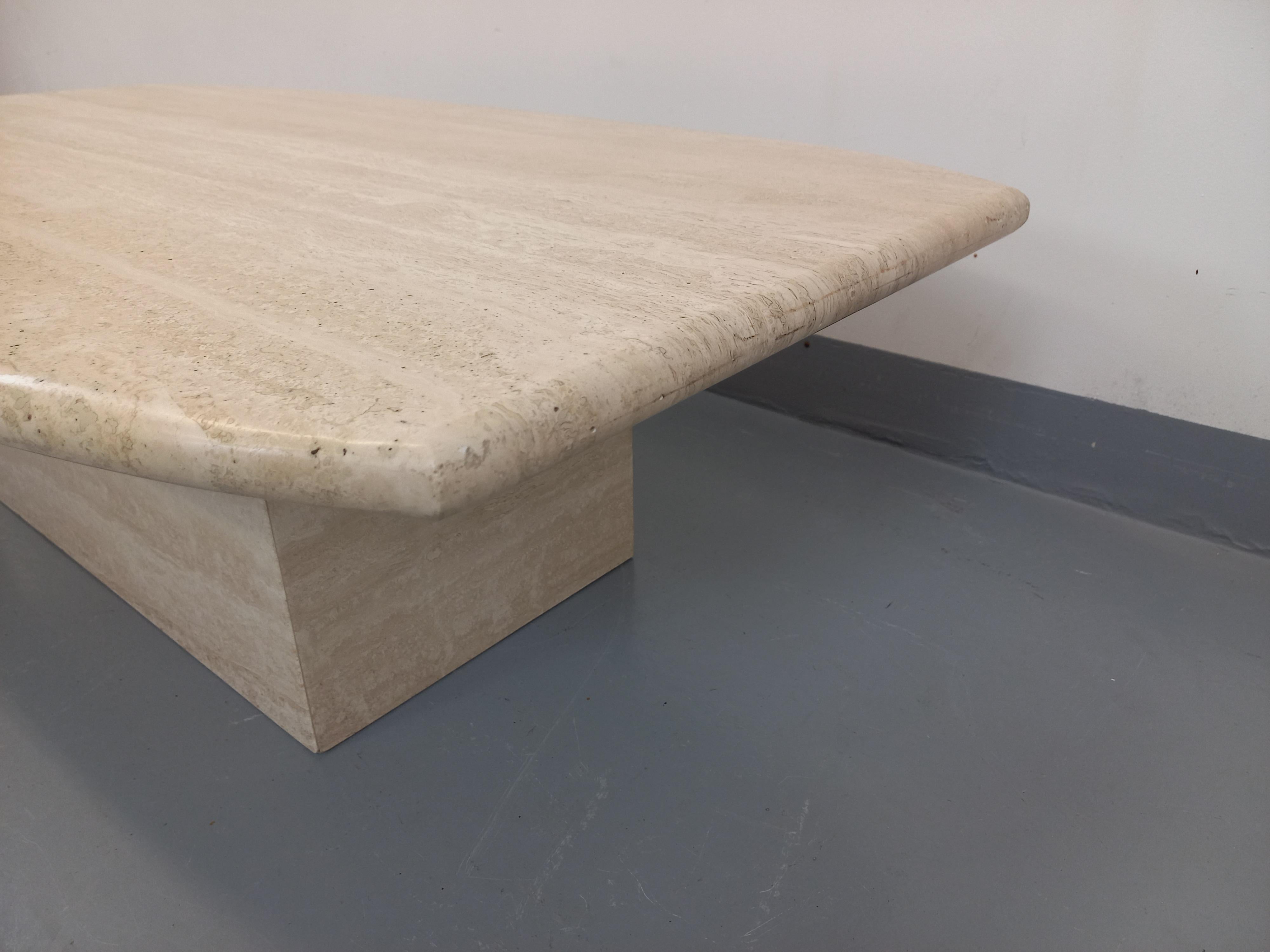 Table basse vintage en travertin des années 80, rectangulaire arrondie avec pied cubique central, jolies nuances de blanc et beige, très bon état général.
Ref 220 640
Größe : 33 cm
Länge : 110 cm
Größe : 65,5 cm
