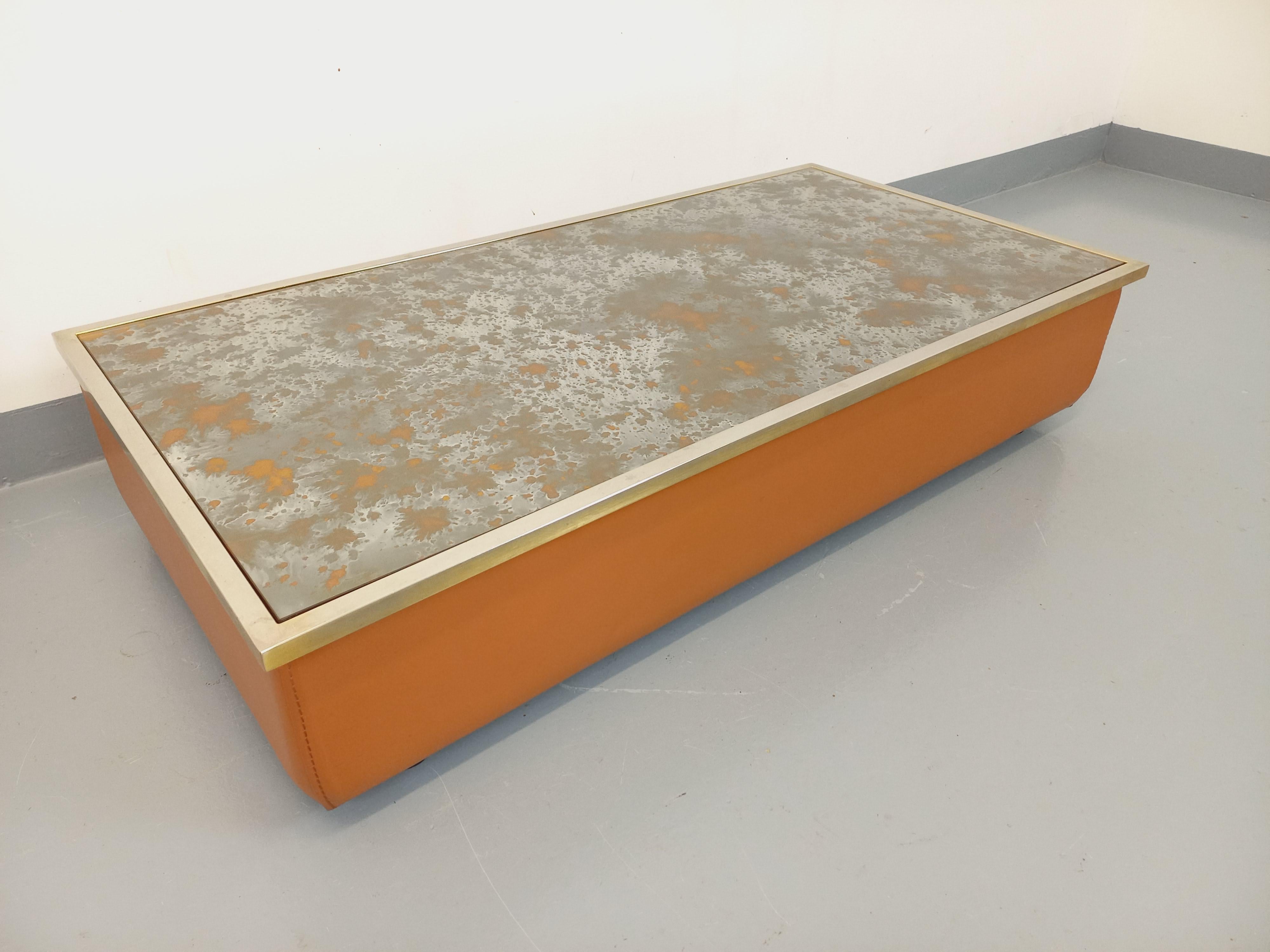 Table basse vintage en verre églomisé, chrome et cuir des années 70 For Sale 3
