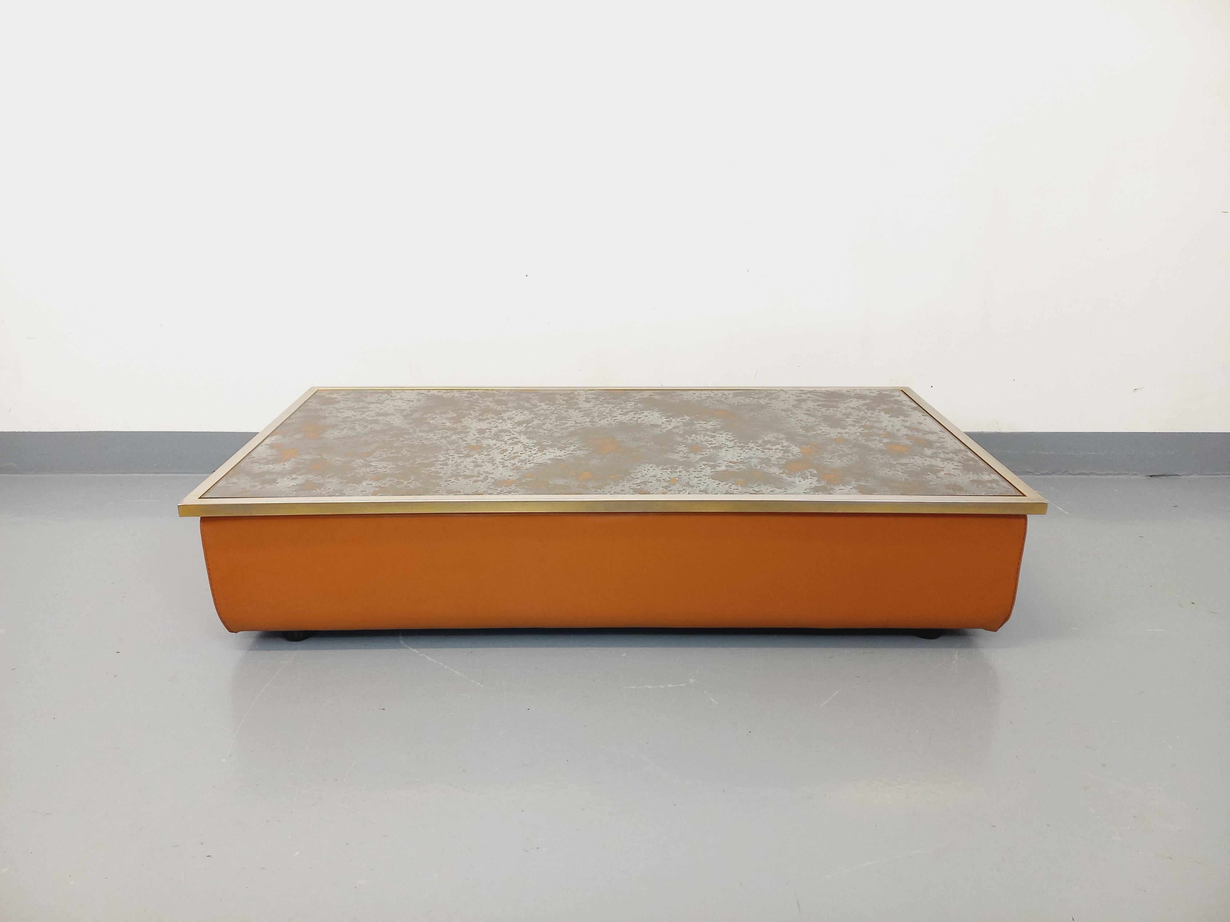 Table basse vintage en verre églomisé, chrome et cuir des années 70 For Sale 4