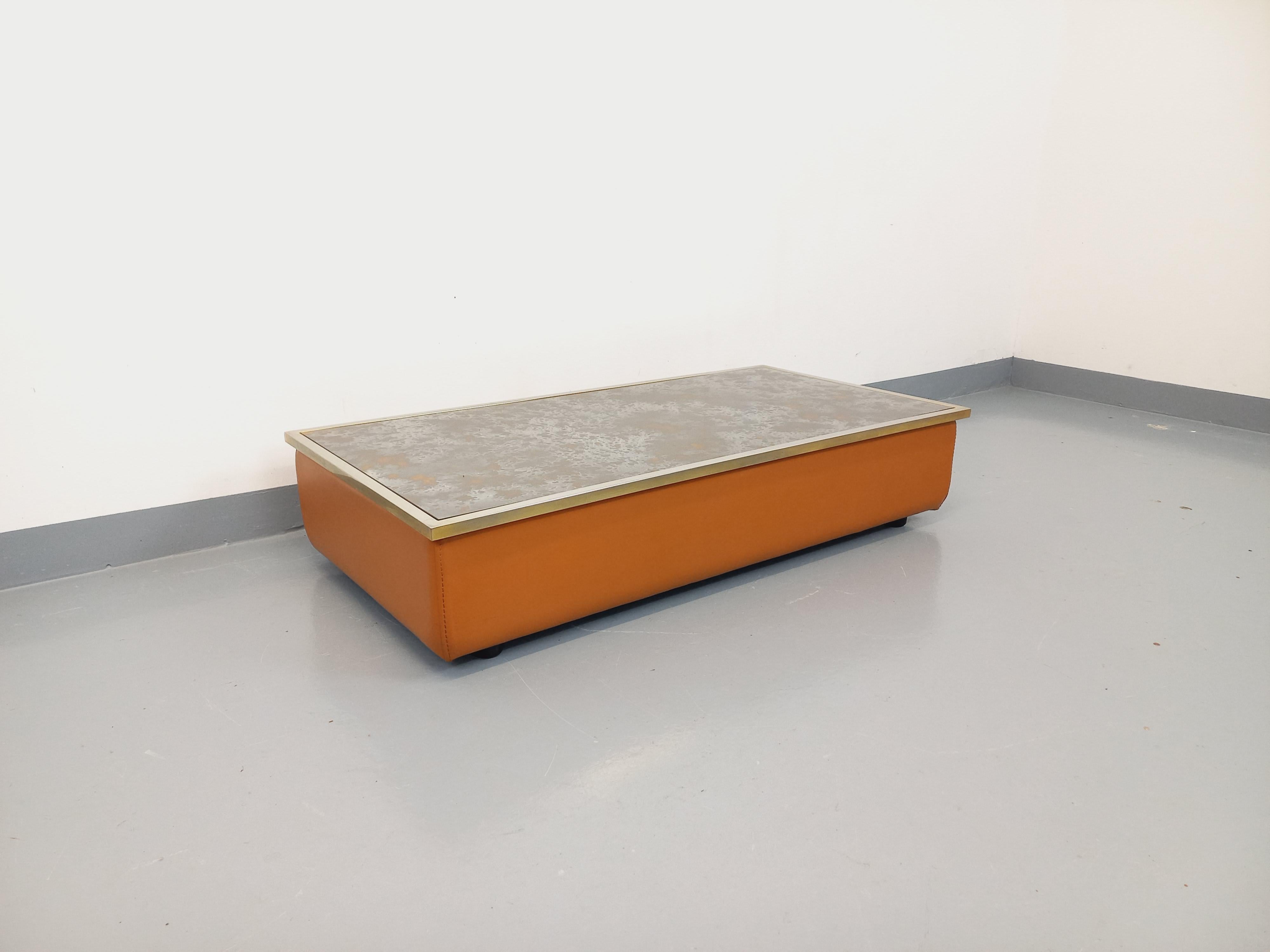 Table basse vintage en verre églomisé, chrome et cuir des années 70 For Sale 5