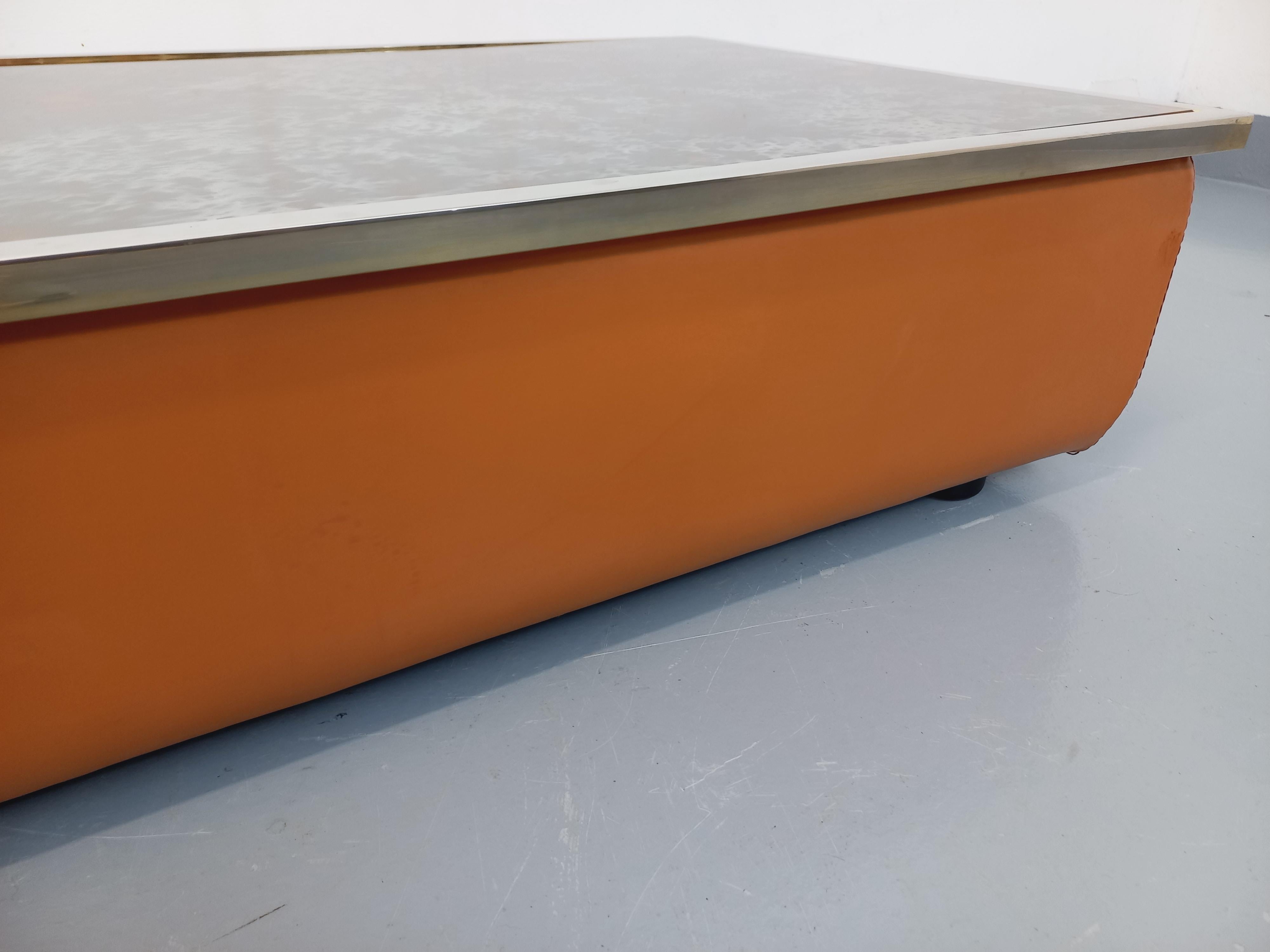 Table basse vintage en verre églomisé, chrome et cuir des années 70 For Sale 11