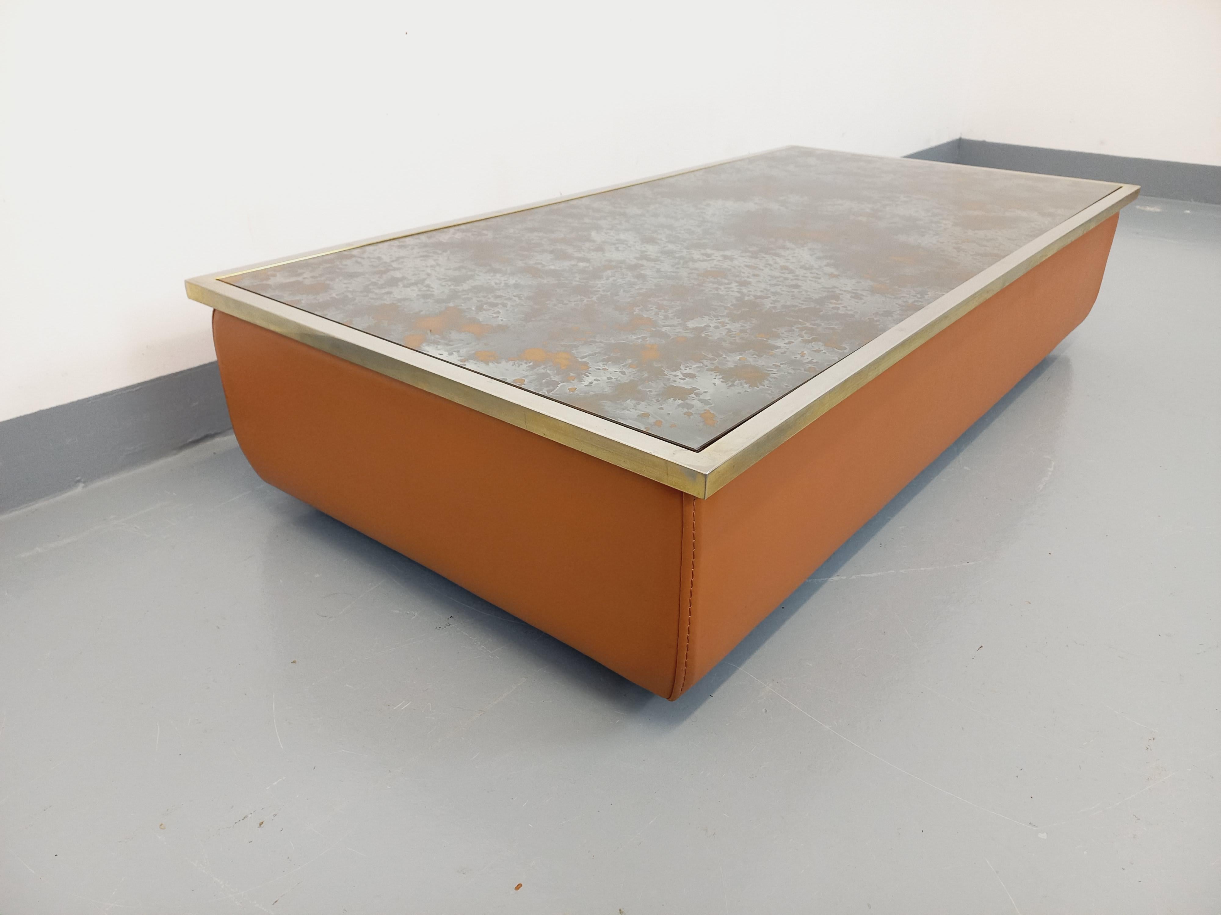 Mid-Century Modern Table basse vintage en verre églomisé, chrome et cuir des années 70 For Sale