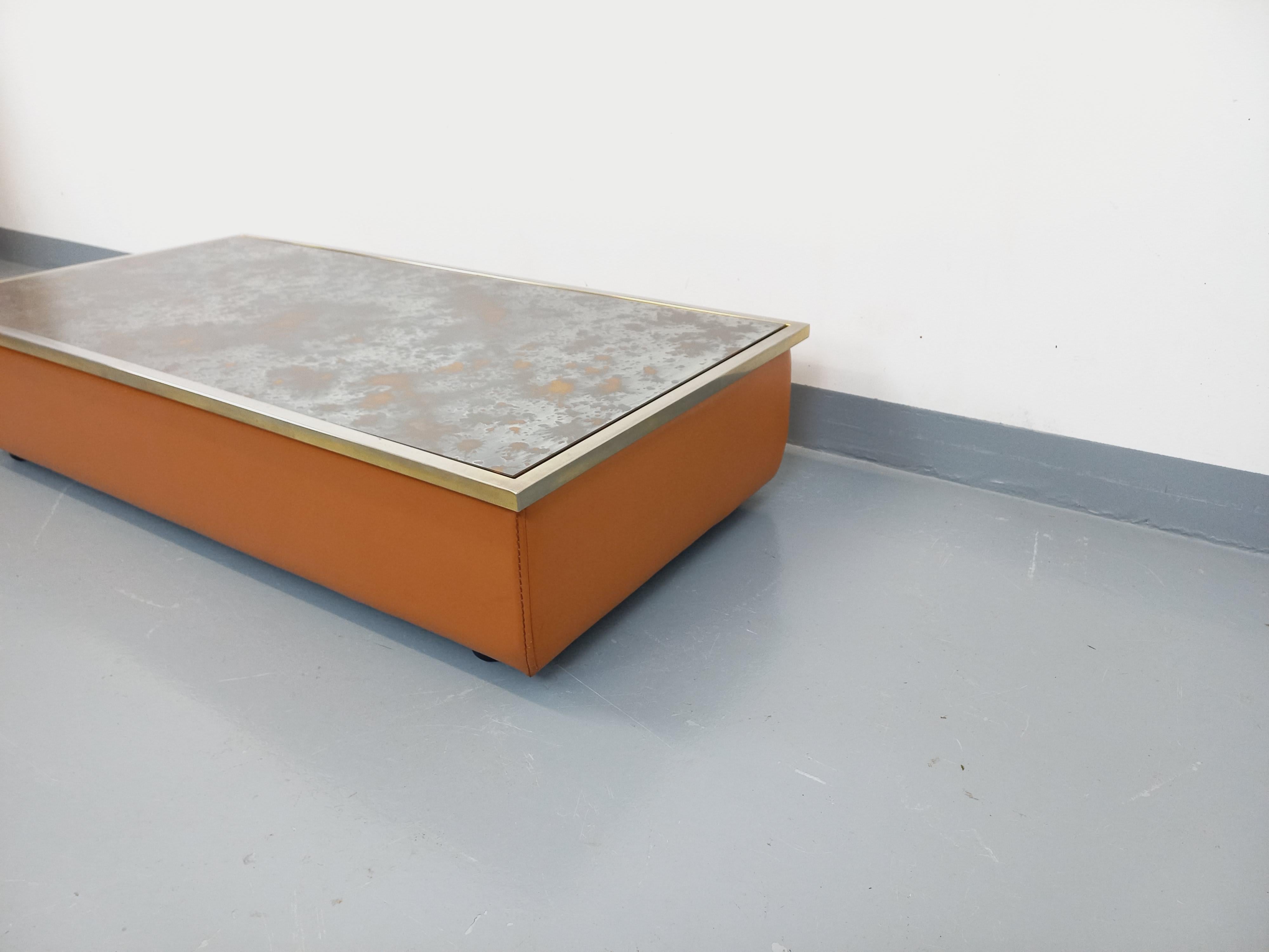 French Table basse vintage en verre églomisé, chrome et cuir des années 70 For Sale