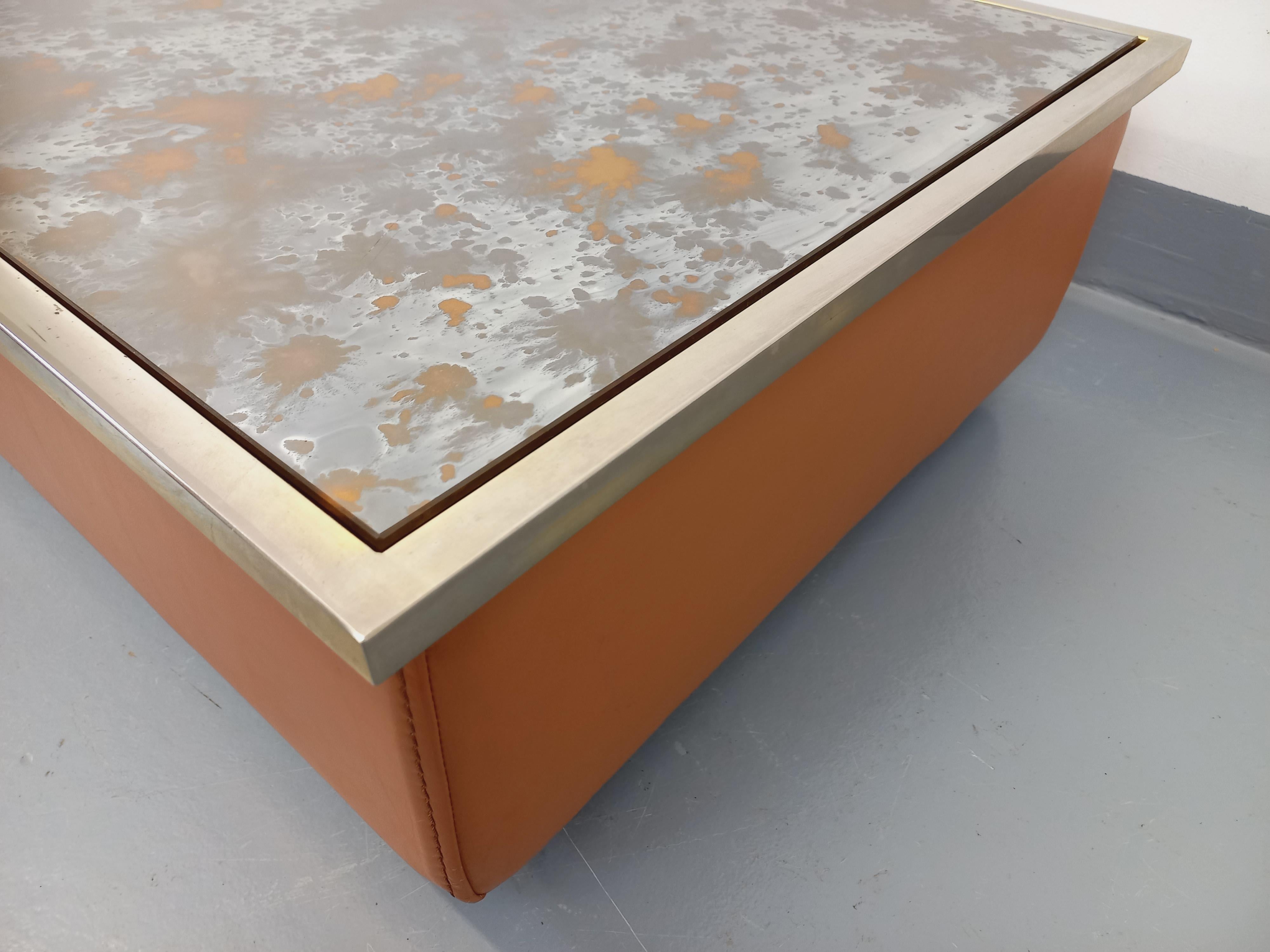 Leather Table basse vintage en verre églomisé, chrome et cuir des années 70 For Sale