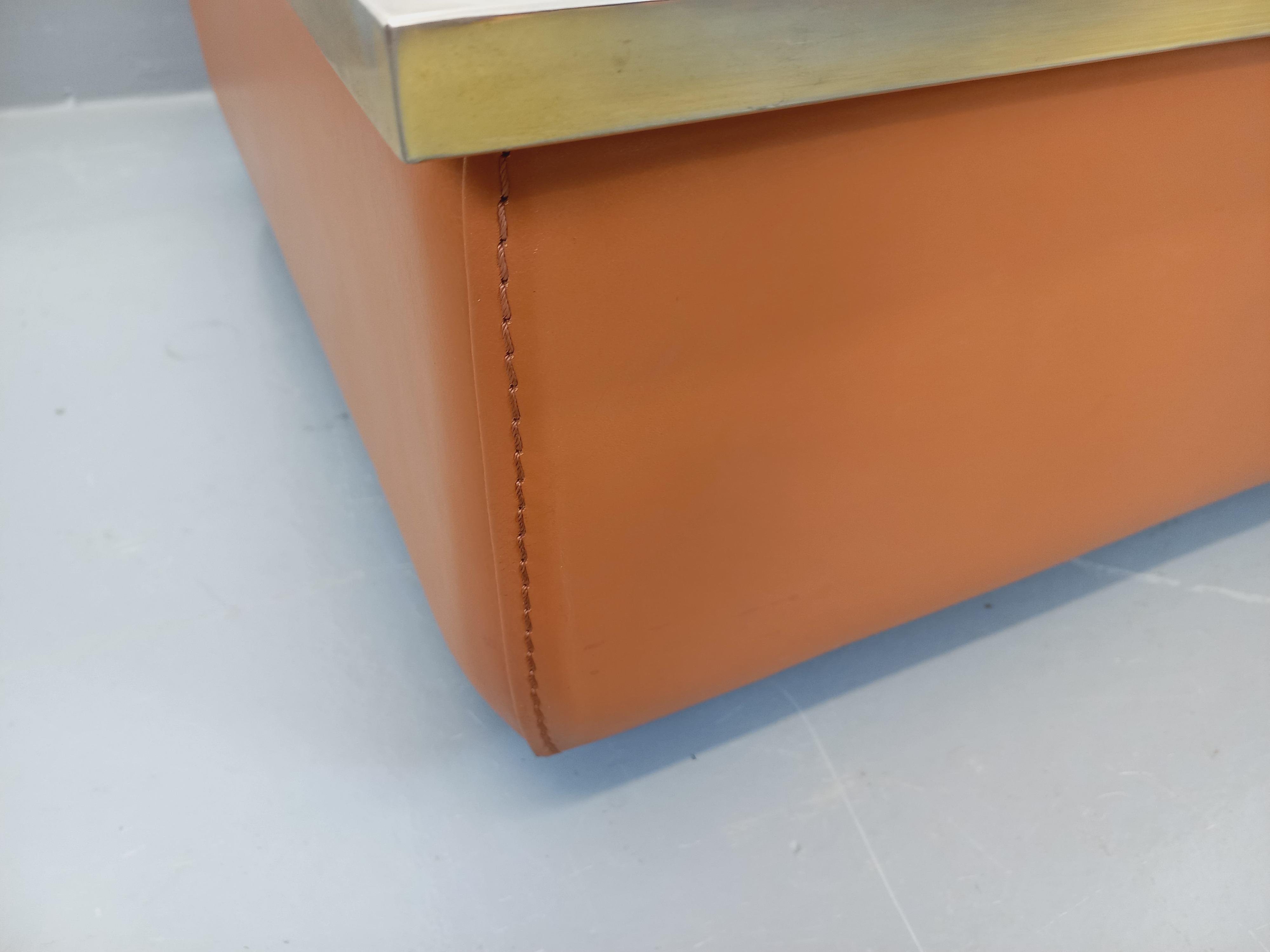 Table basse vintage en verre églomisé, chrome et cuir des années 70 For Sale 1