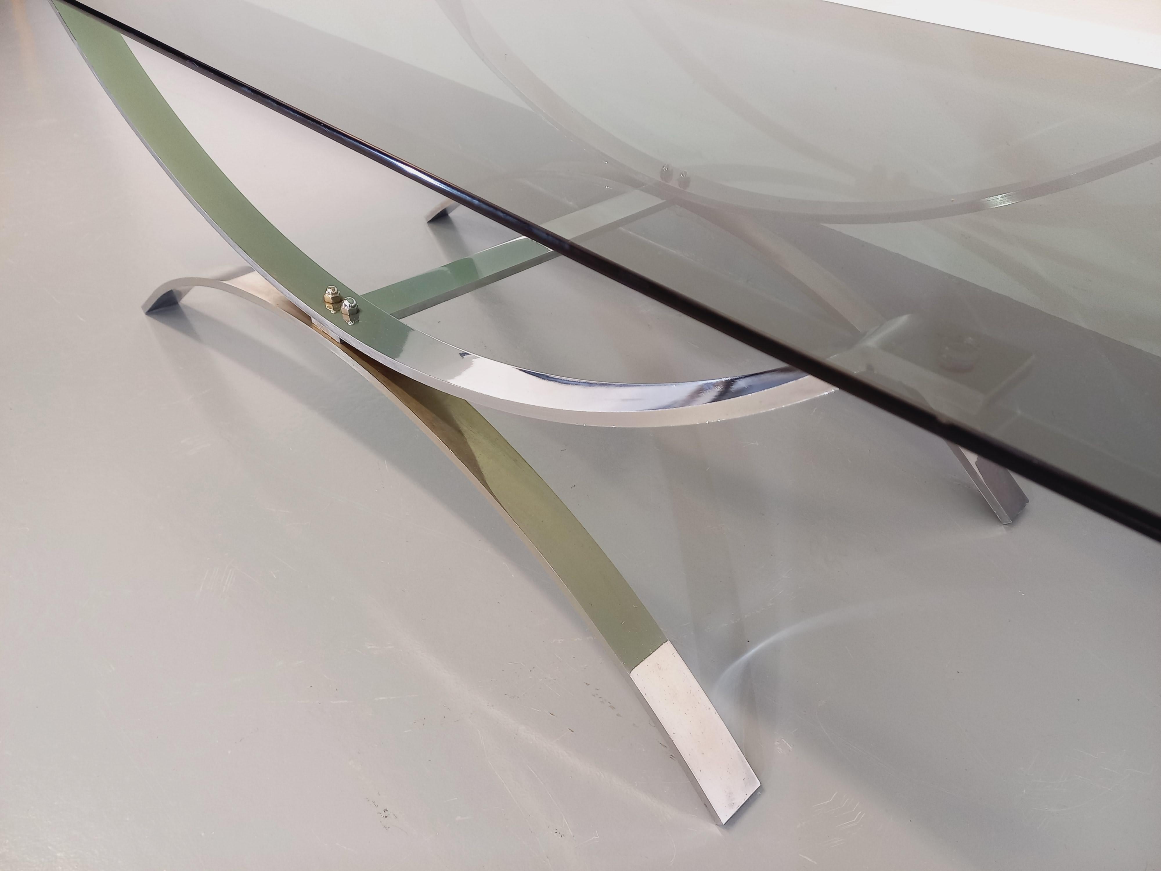 Table basse vintage des années 70, plateau rectangulaire en verre fumé, pied en métal chromé design en arcs de cercle inversés, très bon état général avec quelques rares micro-rayures d'usage.
Réf. 230 119
Hauteur : 32 cm
Largeur : 105 cm
Profondeur