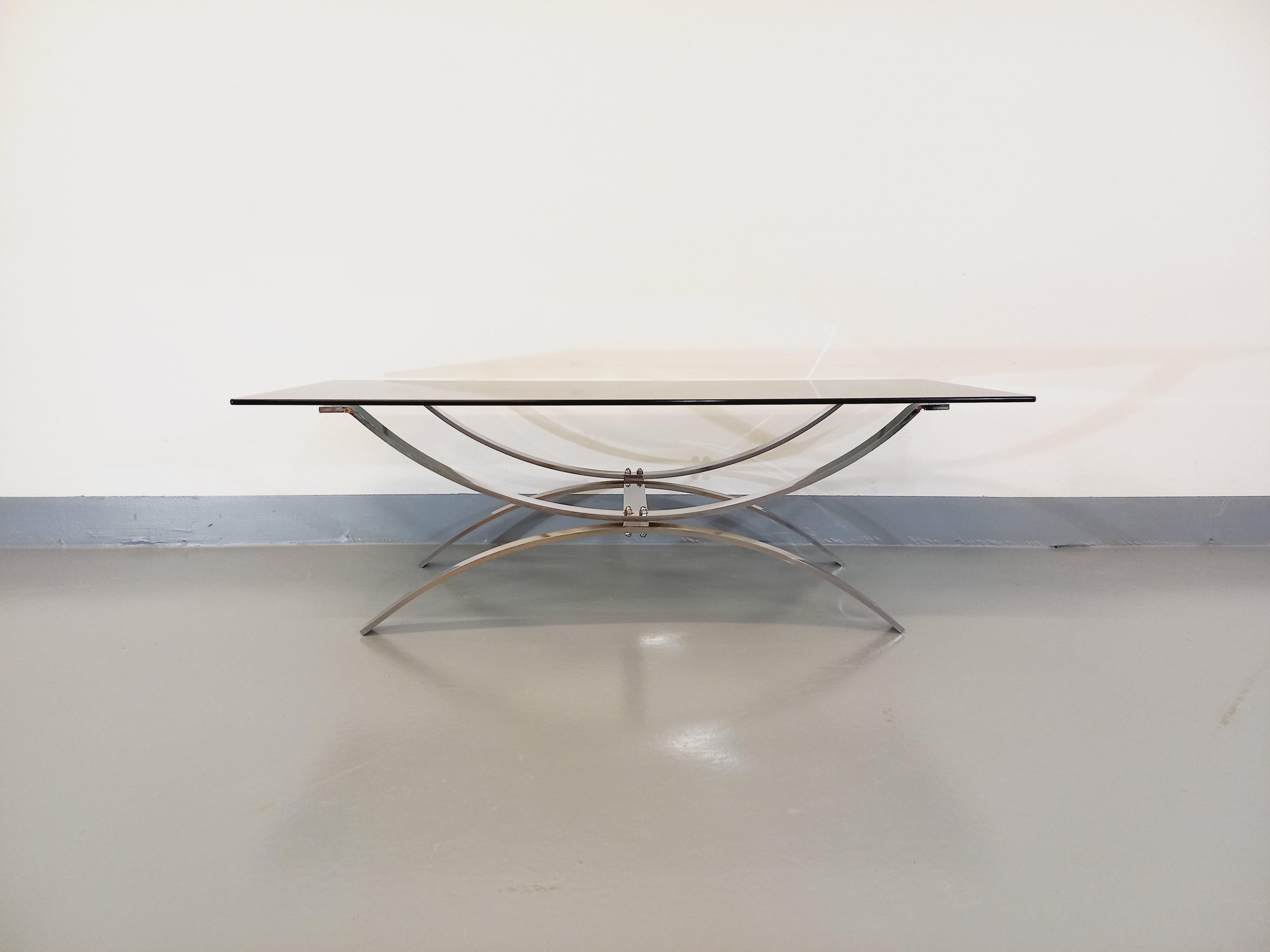 Métal Table basse vintage en verre et métal chromé des années 70 en vente