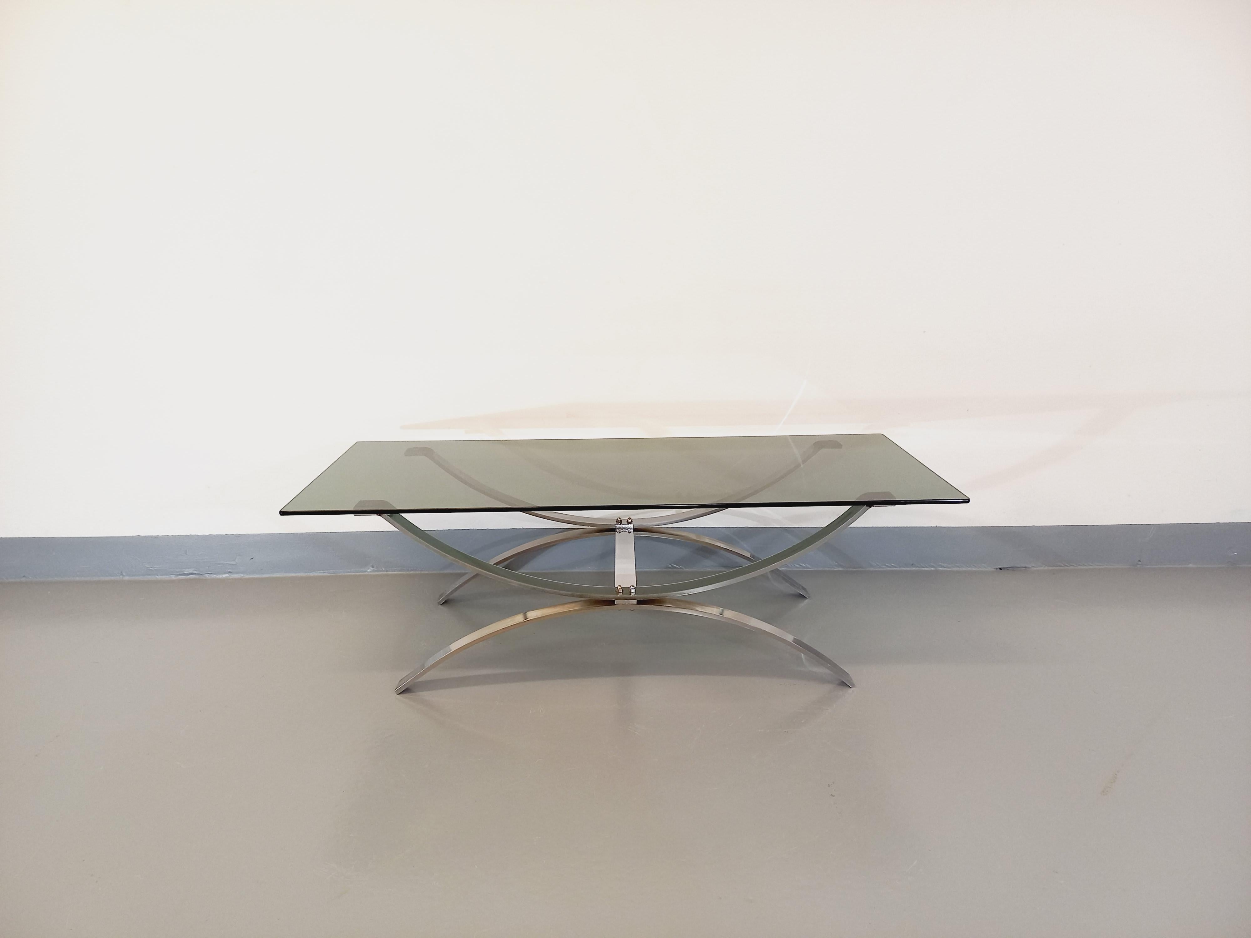 Table basse vintage en verre et métal chromé des années 70 en vente 1