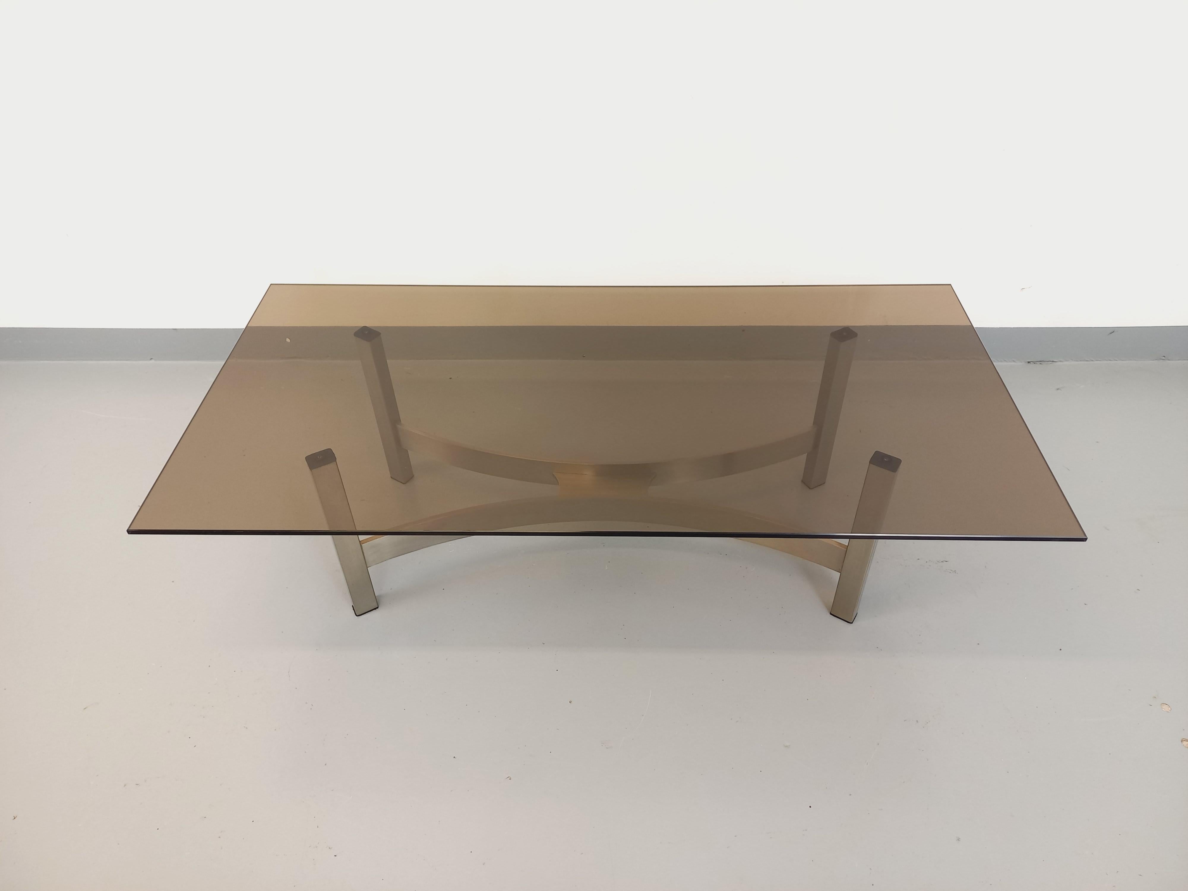 Vintage-Tisch aus verre fumé und fonte d'aluminium brossée aus den 70er Jahren im Angebot 3