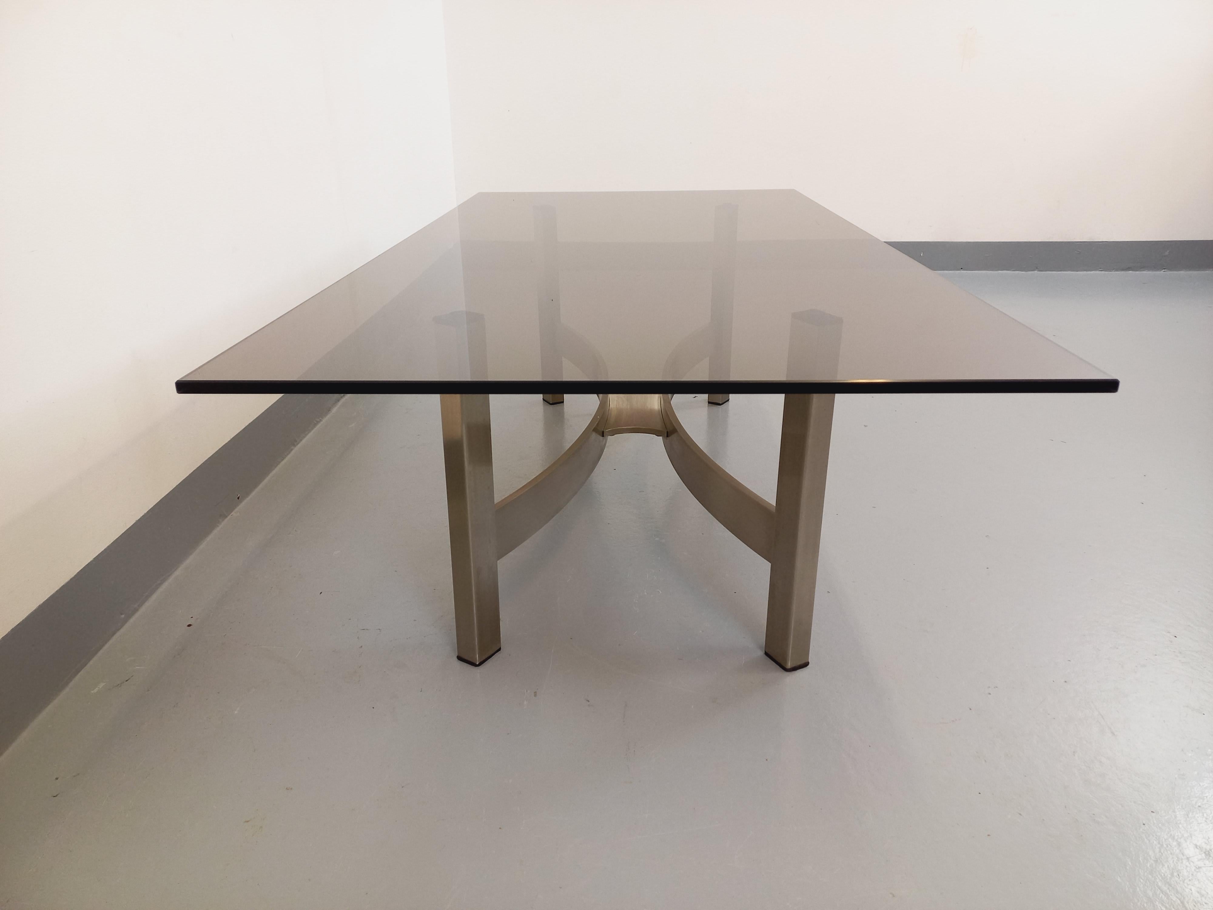 Vintage-Tisch aus verre fumé und fonte d'aluminium brossée aus den 70er Jahren im Angebot 6