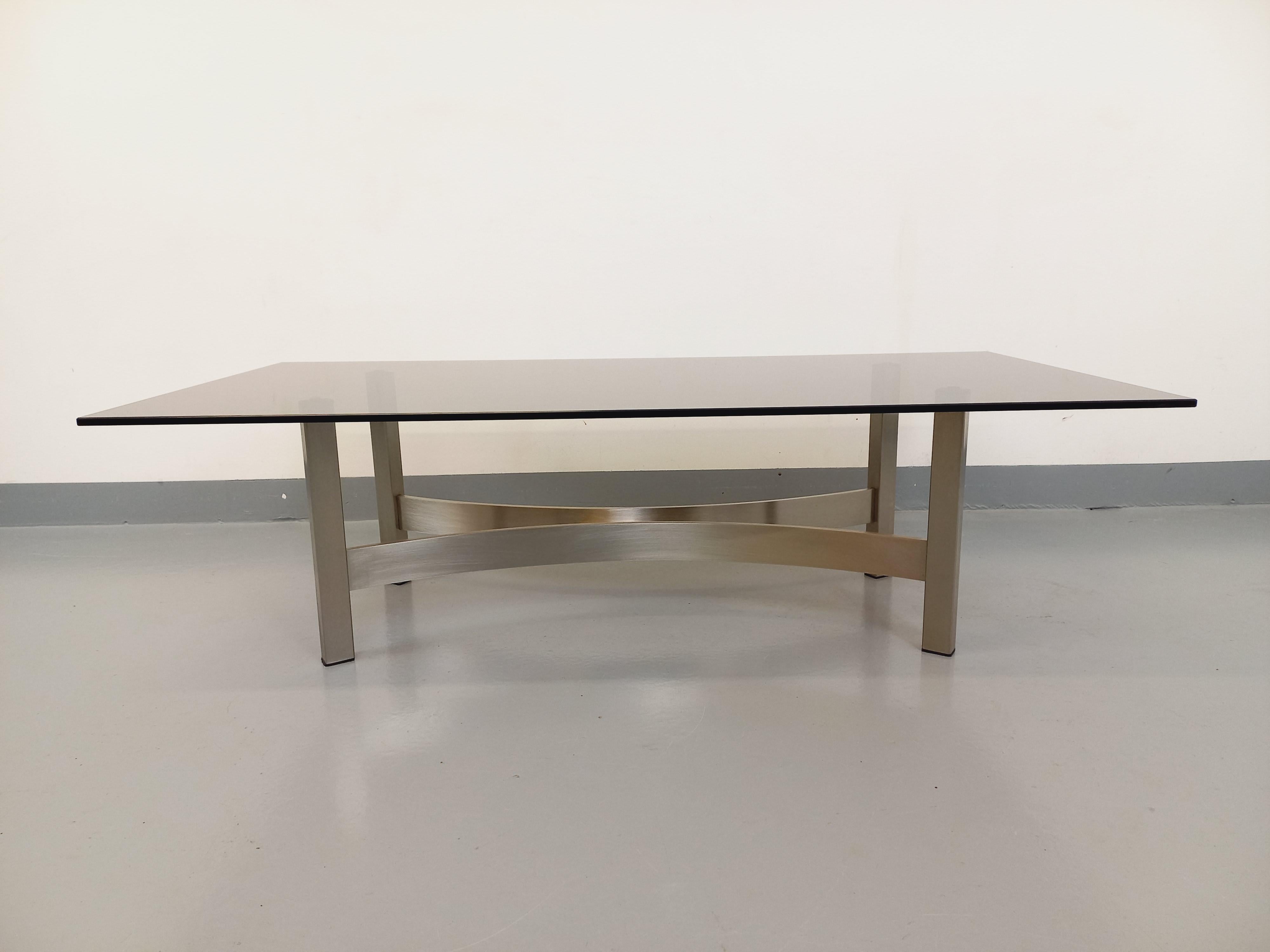 Vintage-Tisch aus verre fumé und fonte d'aluminium brossée aus den 70er Jahren im Angebot 7