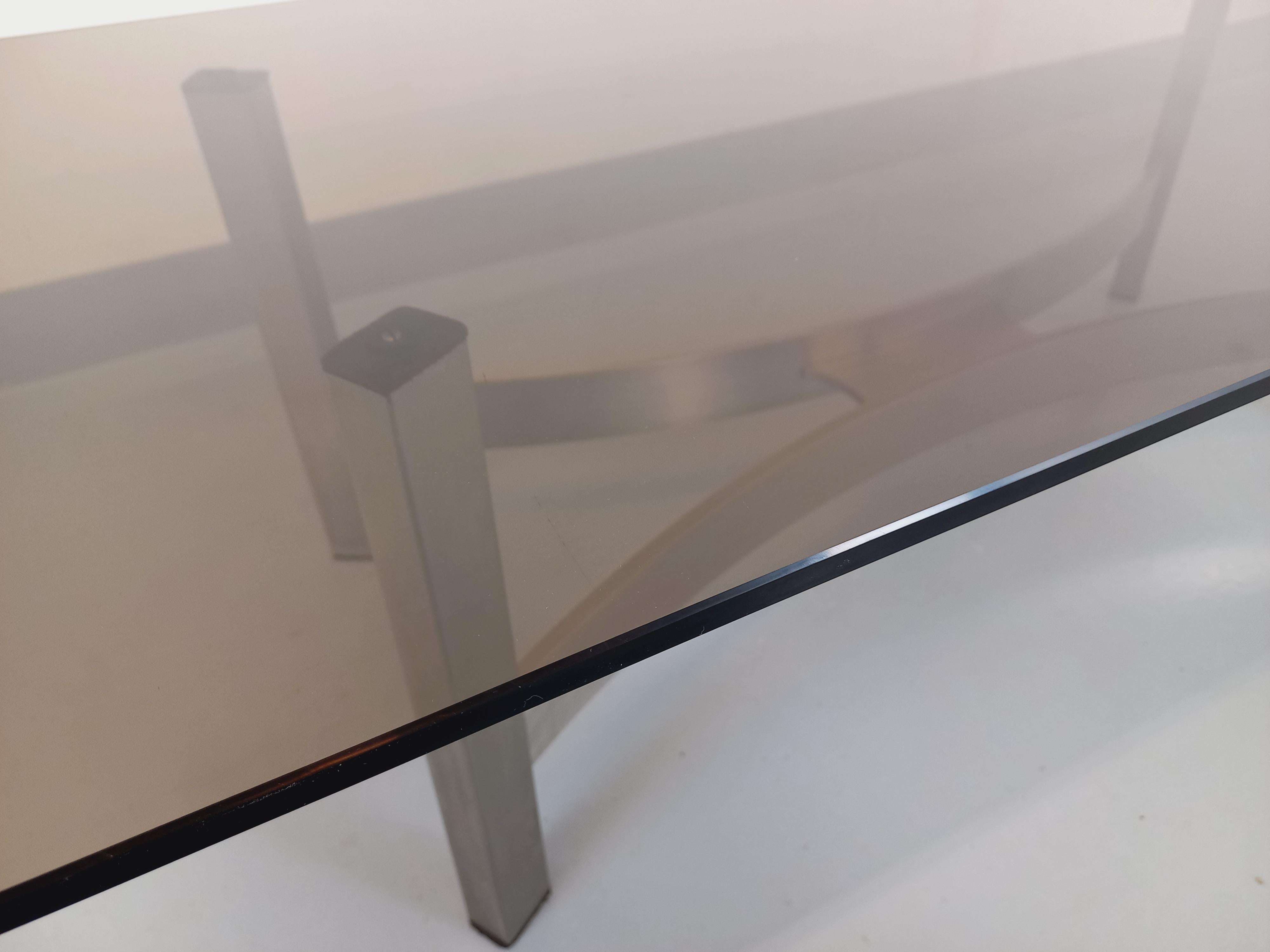 Vintage-Tisch aus verre fumé und fonte d'aluminium brossée aus den 70er Jahren (Space Age) im Angebot