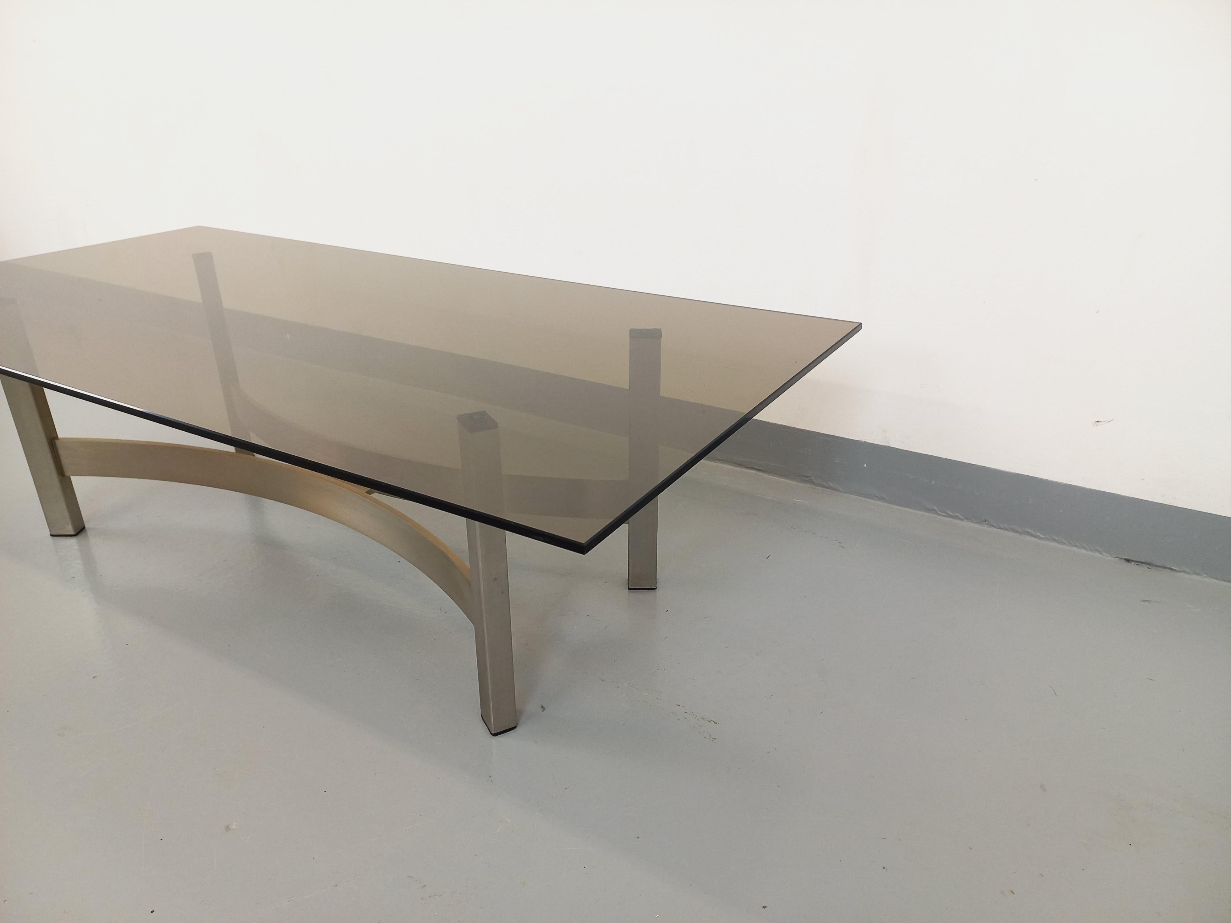 Vintage-Tisch aus verre fumé und fonte d'aluminium brossée aus den 70er Jahren im Zustand „Gut“ im Angebot in BESANÇON, FR