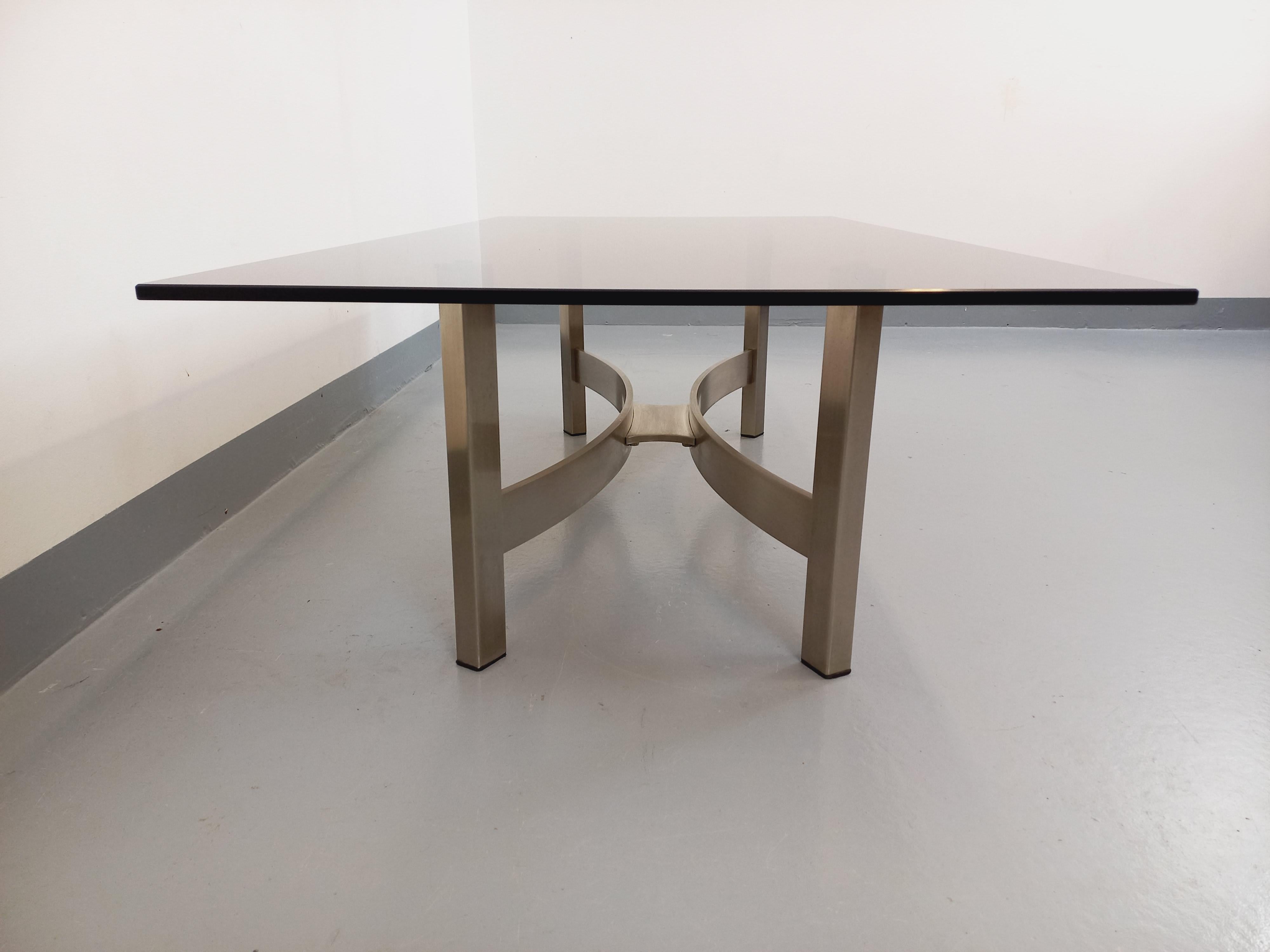 Vintage-Tisch aus verre fumé und fonte d'aluminium brossée aus den 70er Jahren (Ende des 20. Jahrhunderts) im Angebot