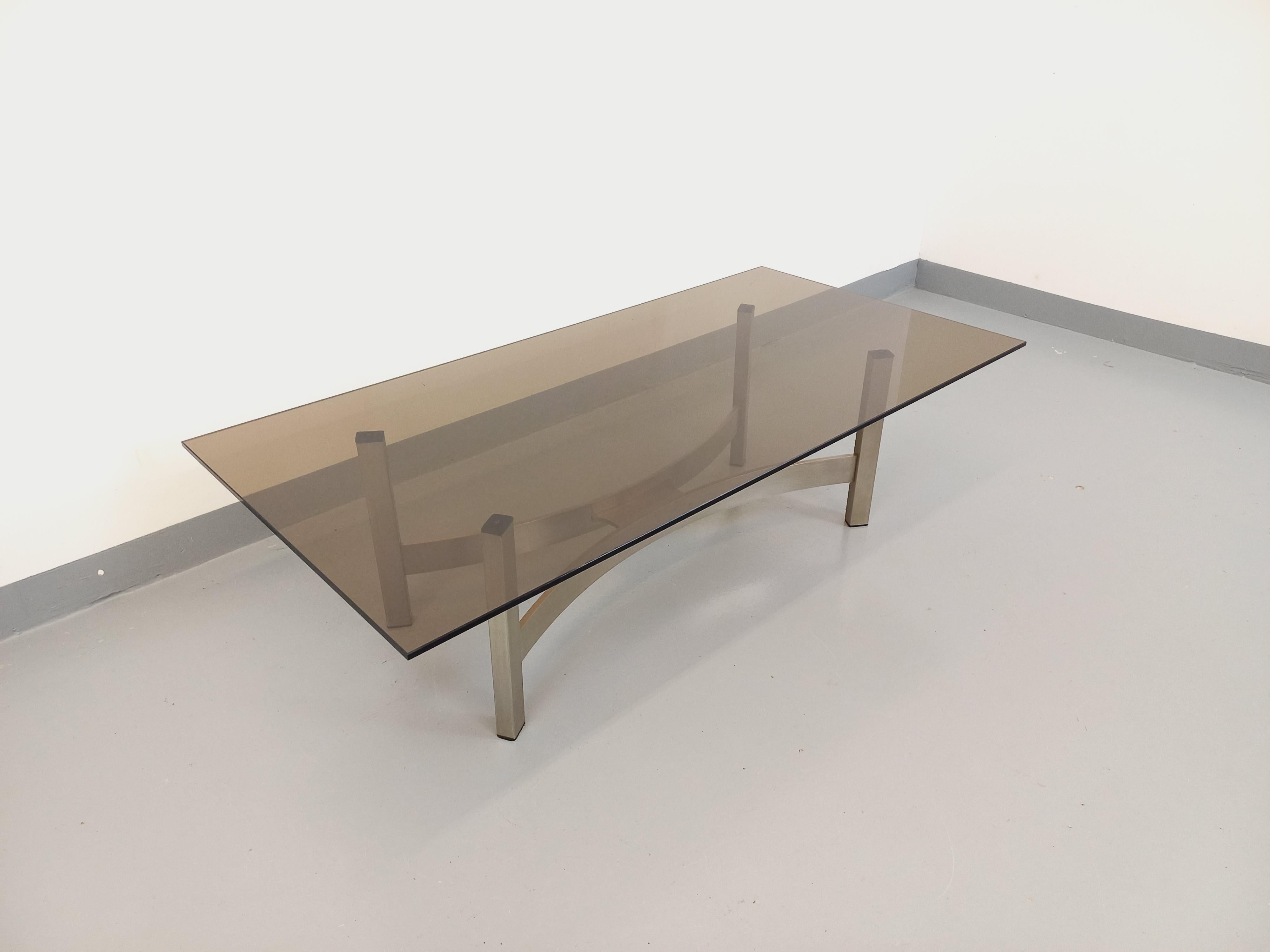 Vintage-Tisch aus verre fumé und fonte d'aluminium brossée aus den 70er Jahren (Metall) im Angebot