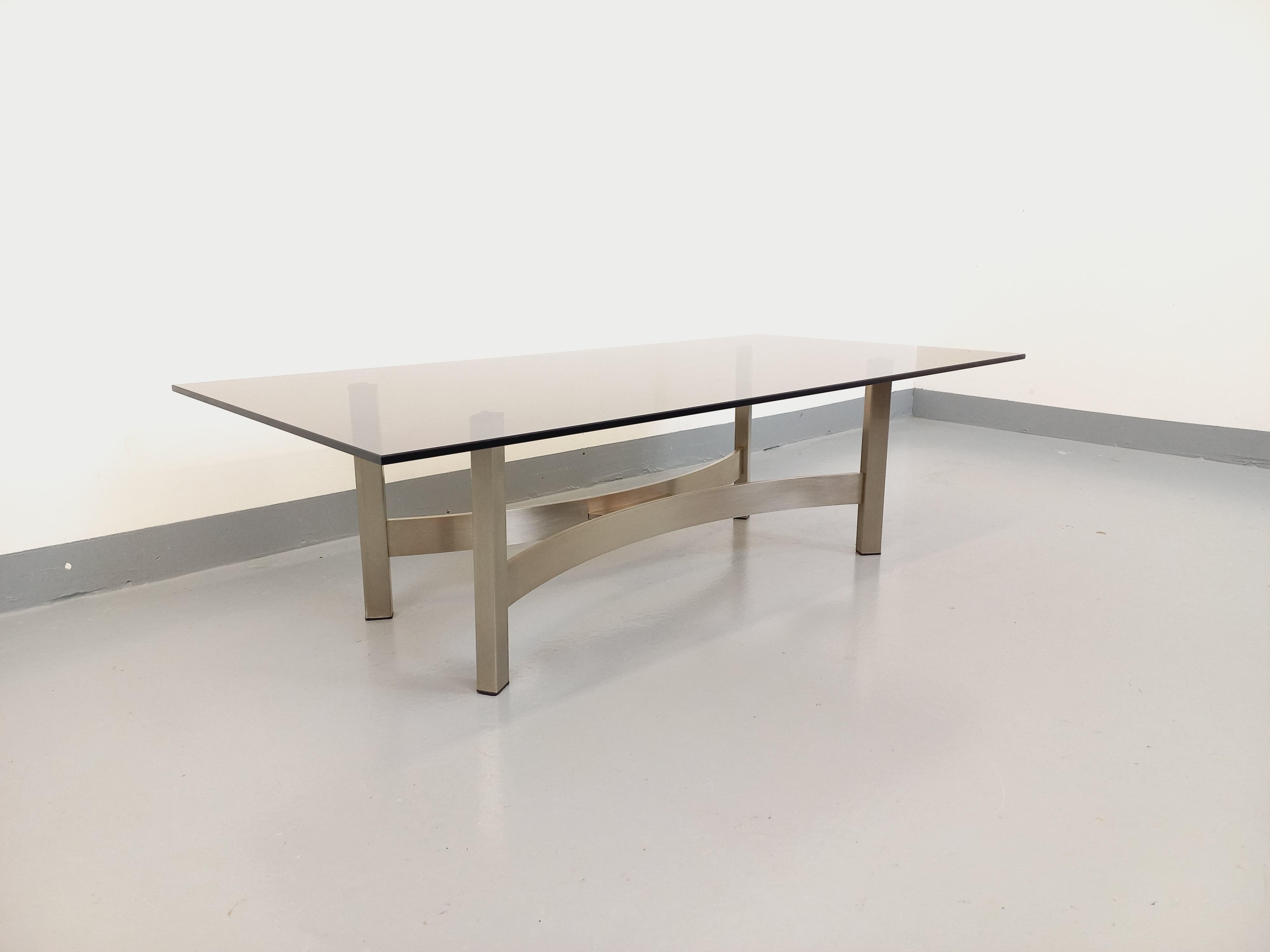 Vintage-Tisch aus verre fumé und fonte d'aluminium brossée aus den 70er Jahren im Angebot 1