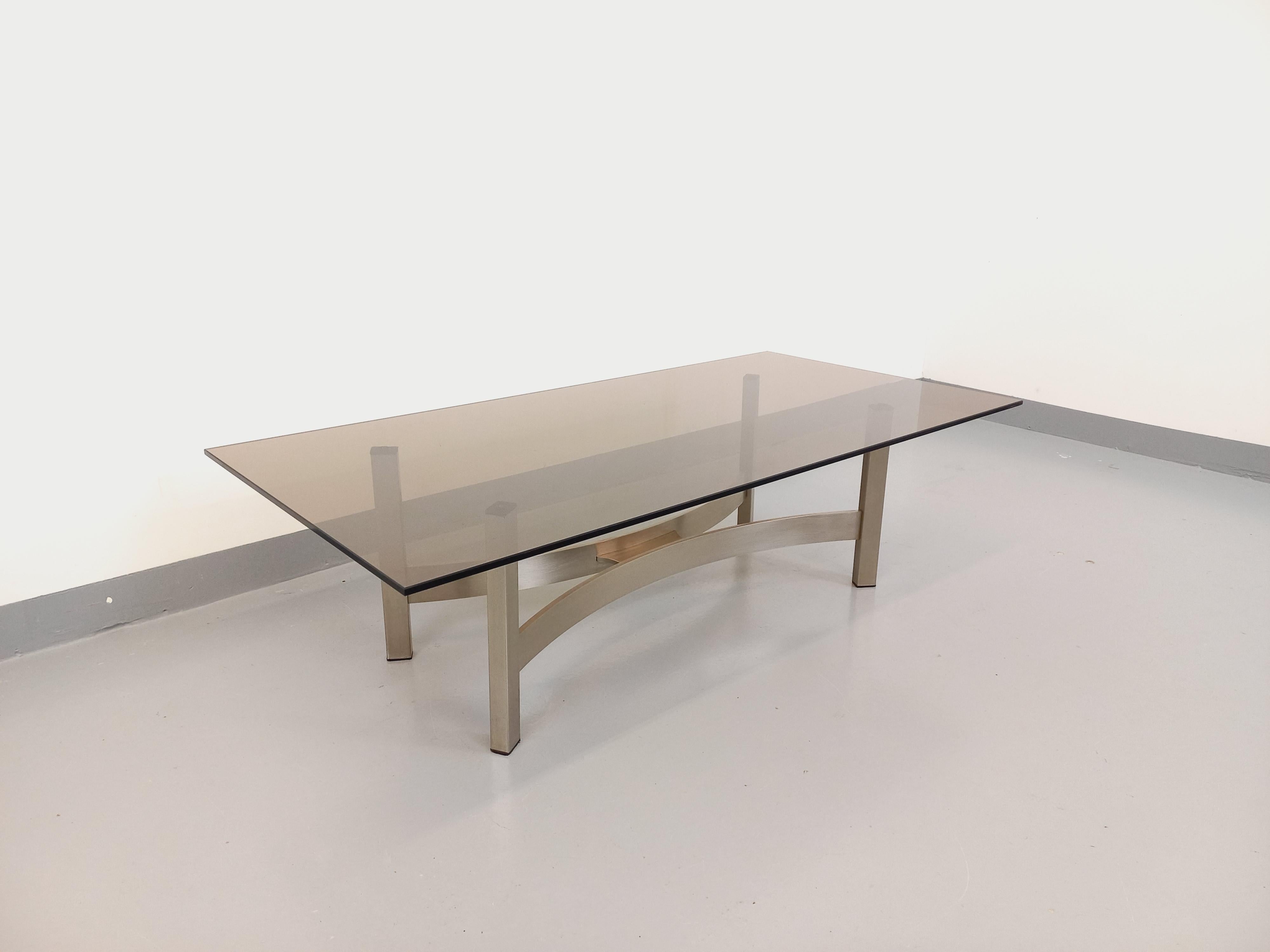 Vintage-Tisch aus verre fumé und fonte d'aluminium brossée aus den 70er Jahren im Angebot 2