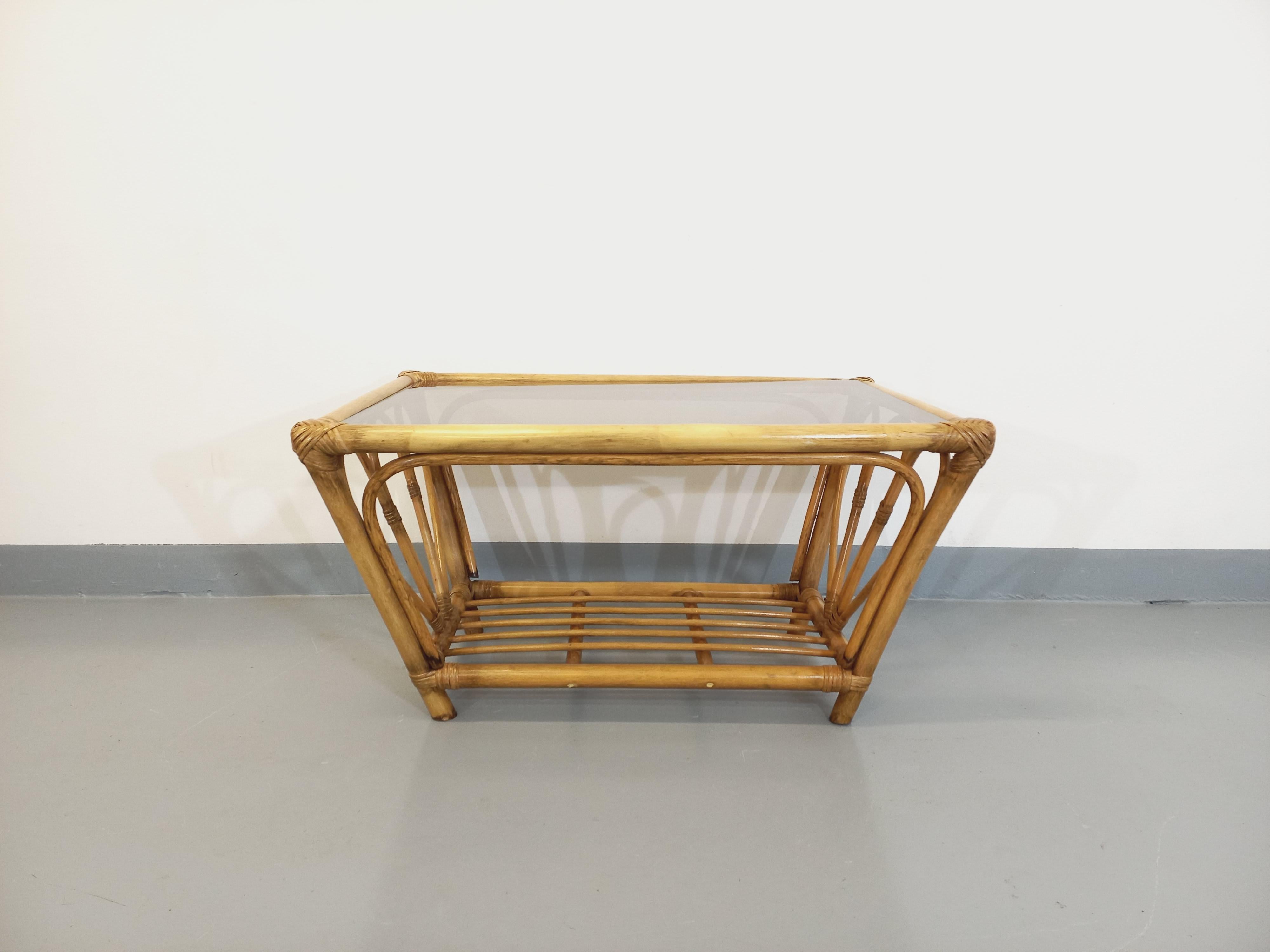 Table basse vintage en verre fumé et rotin des années 70 en vente 3