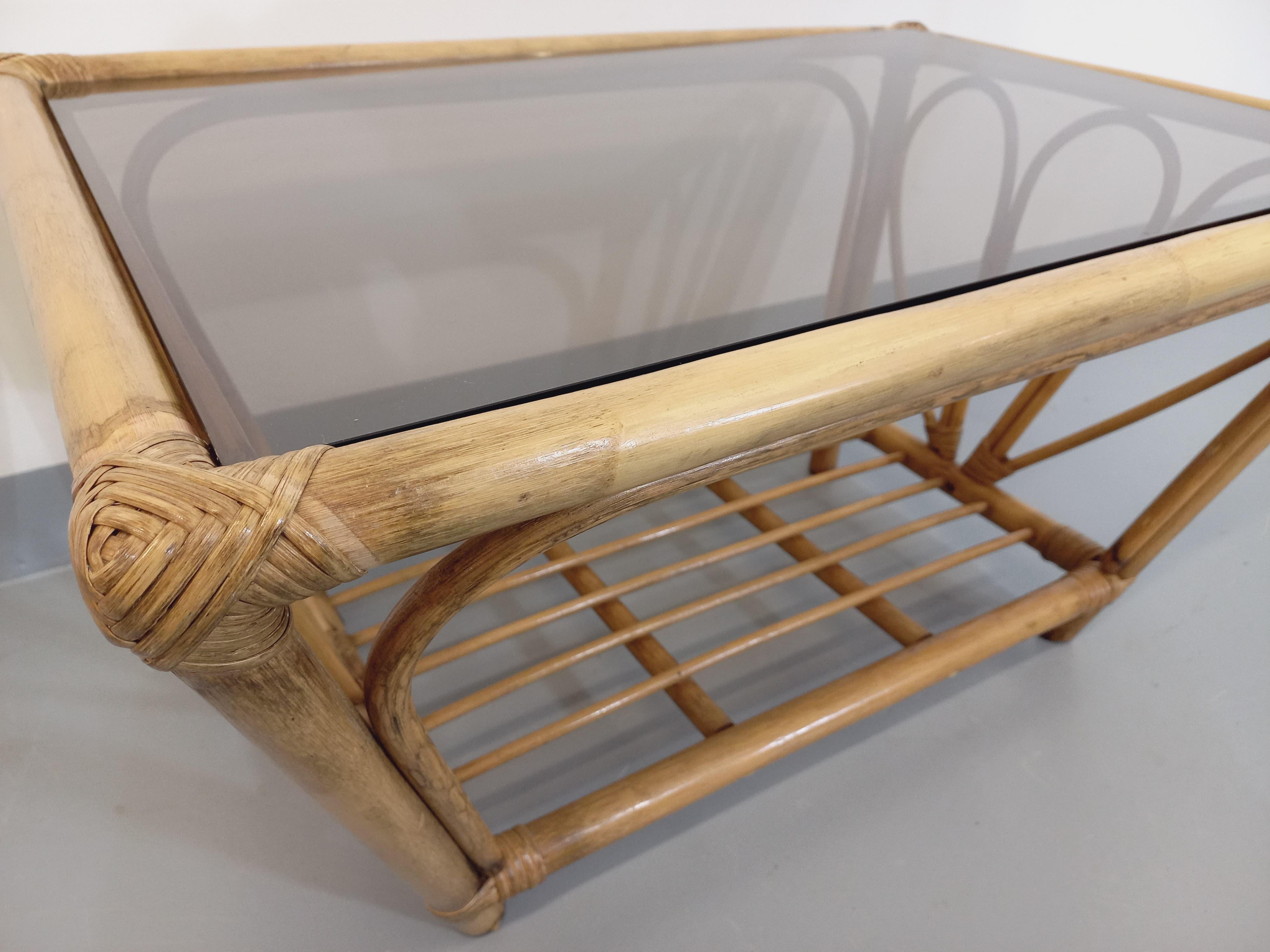 Mid-Century Modern Table basse vintage en verre fumé et rotin des années 70 en vente