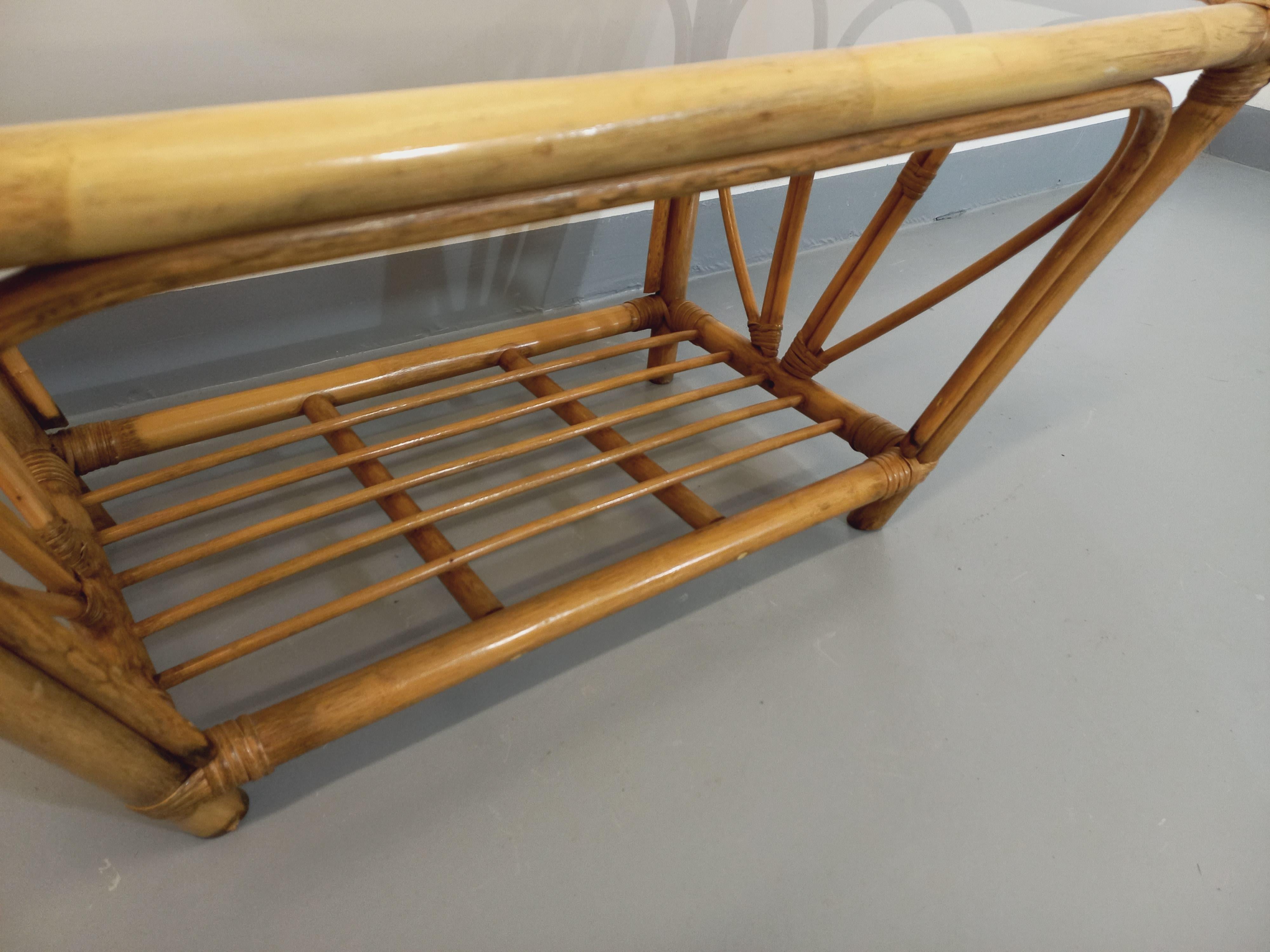 Français Table basse vintage en verre fumé et rotin des années 70 en vente