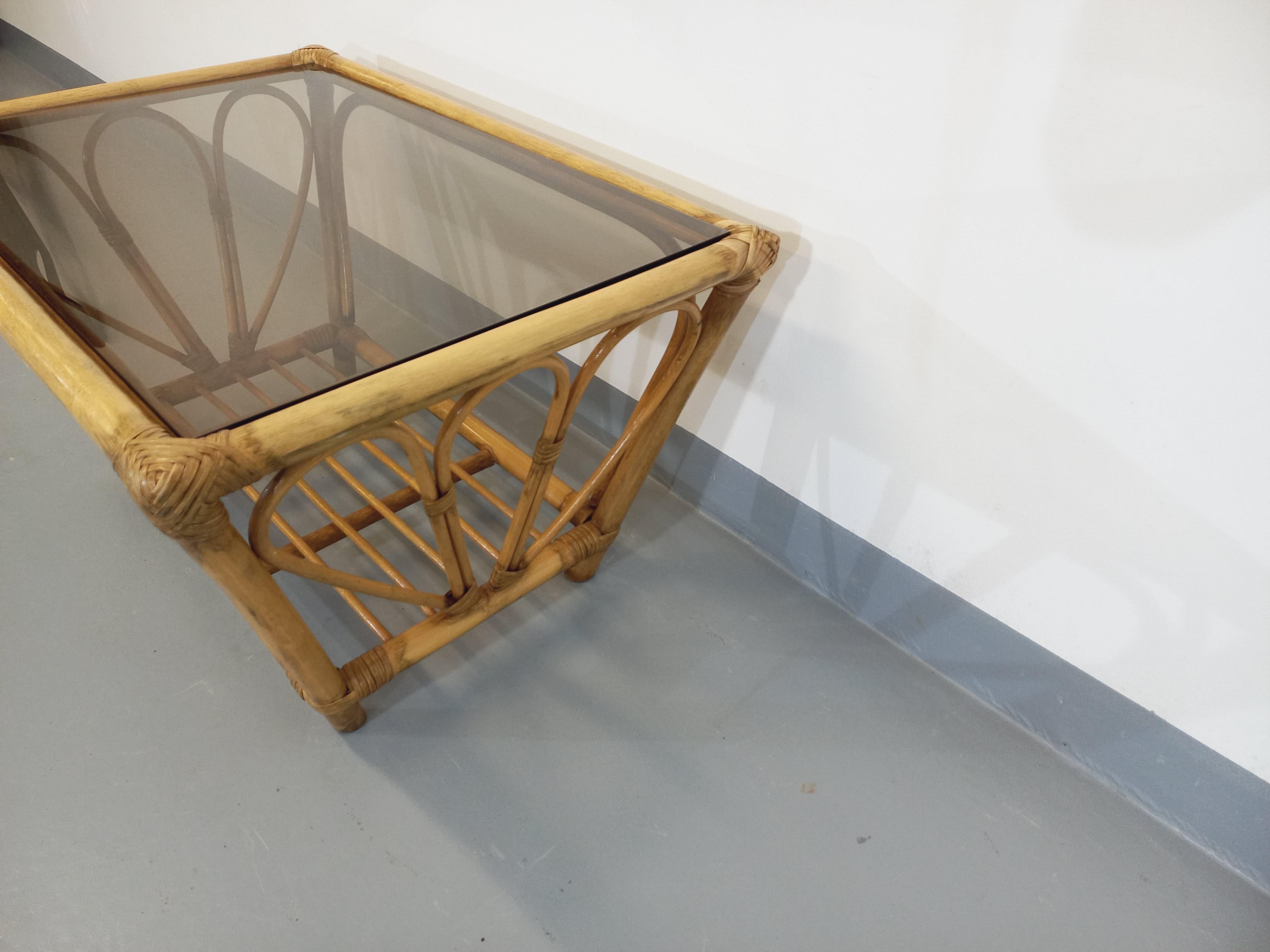 Table basse vintage en verre fumé et rotin des années 70 Bon état - En vente à BESANÇON, FR