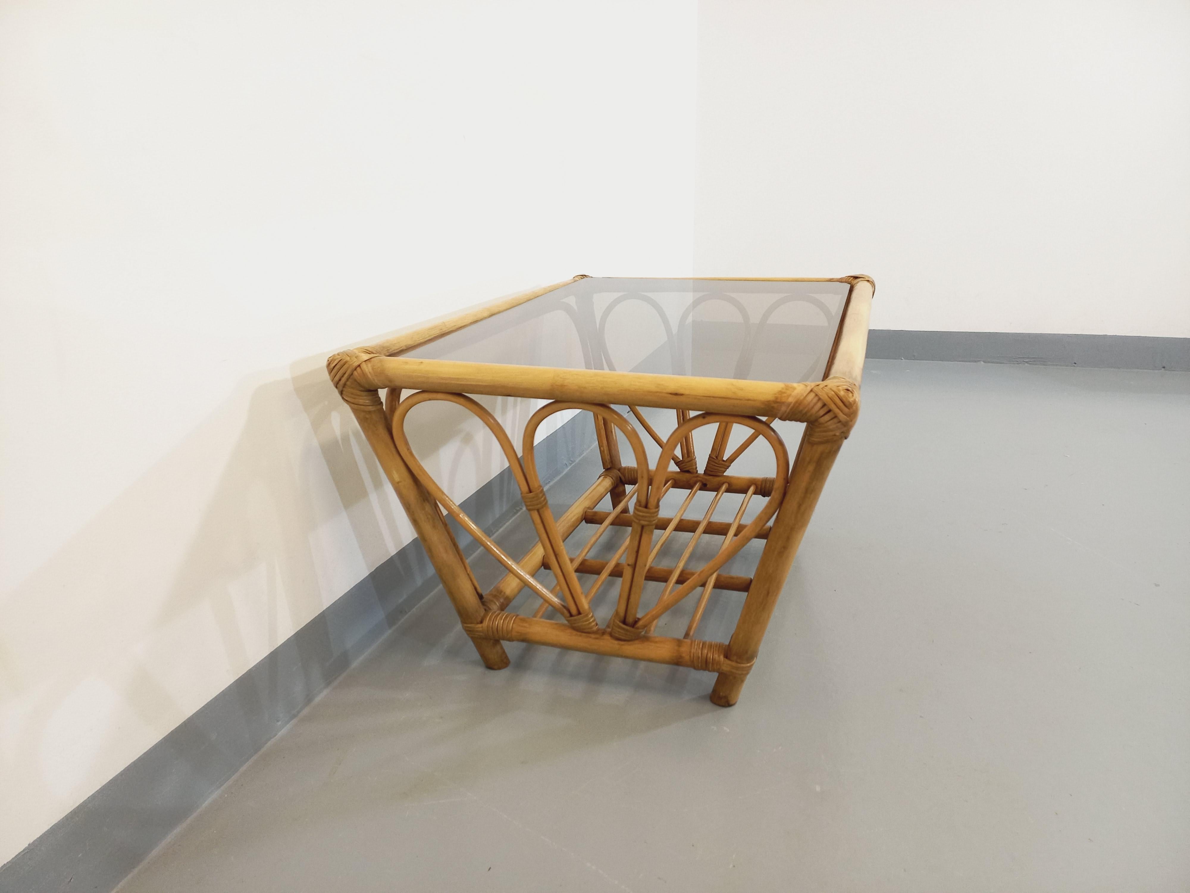 Fin du 20e siècle Table basse vintage en verre fumé et rotin des années 70 en vente