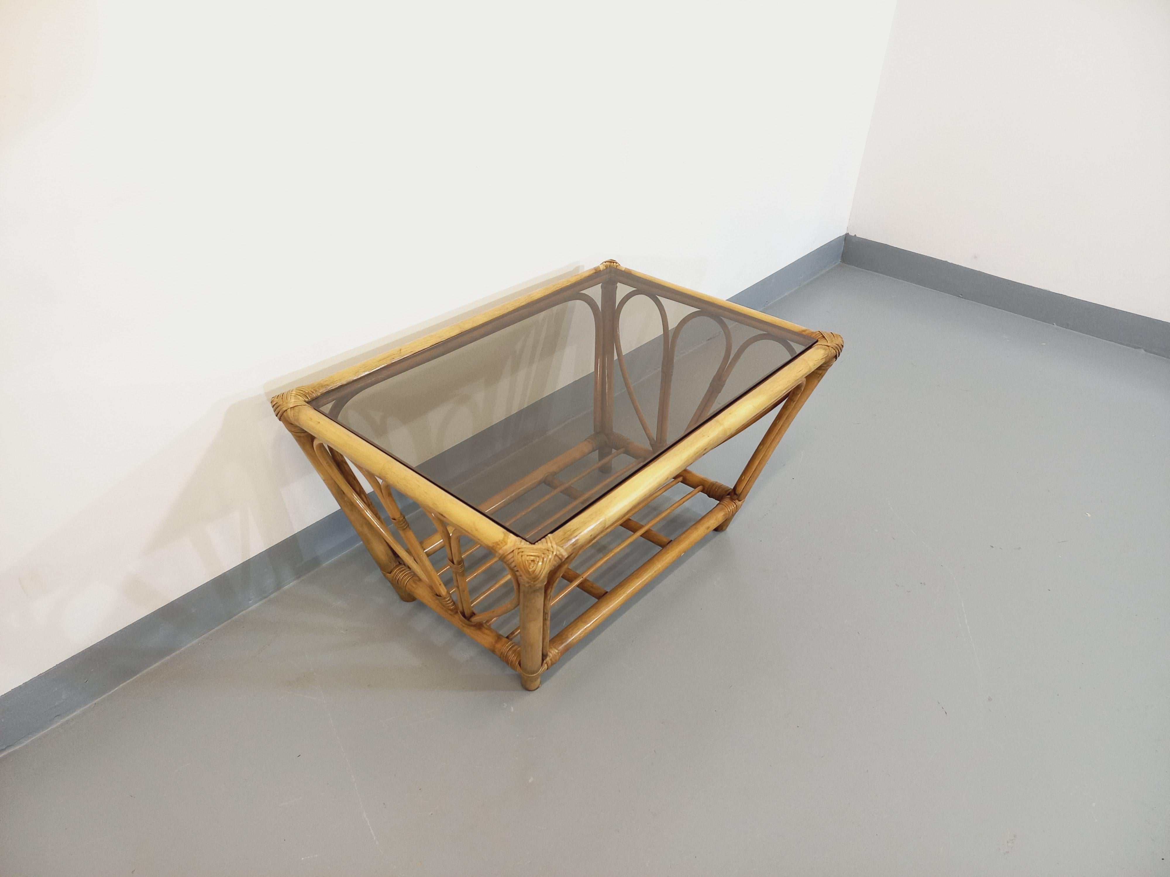 Rotin Table basse vintage en verre fumé et rotin des années 70 en vente
