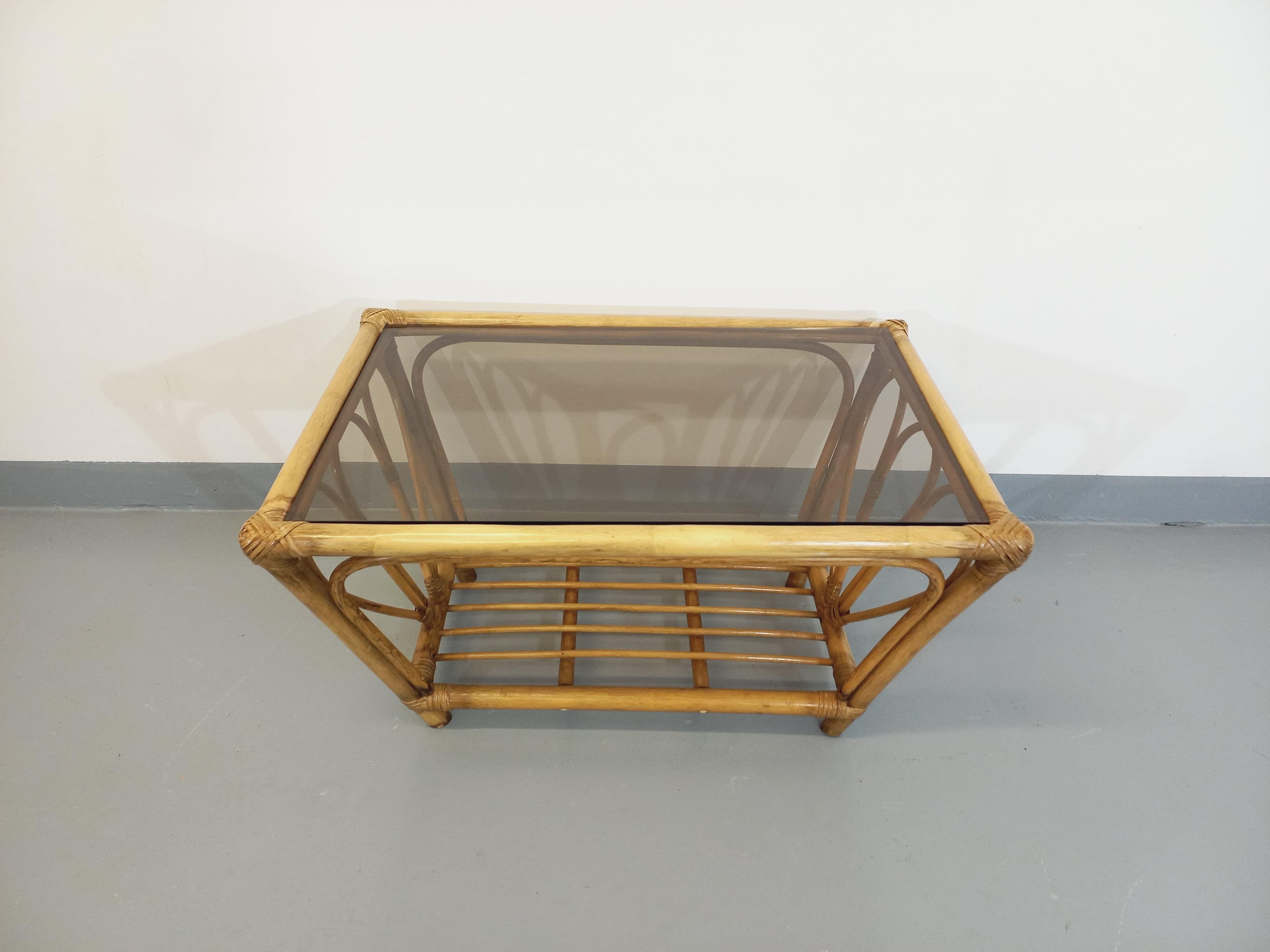 Table basse vintage en verre fumé et rotin des années 70 en vente 1