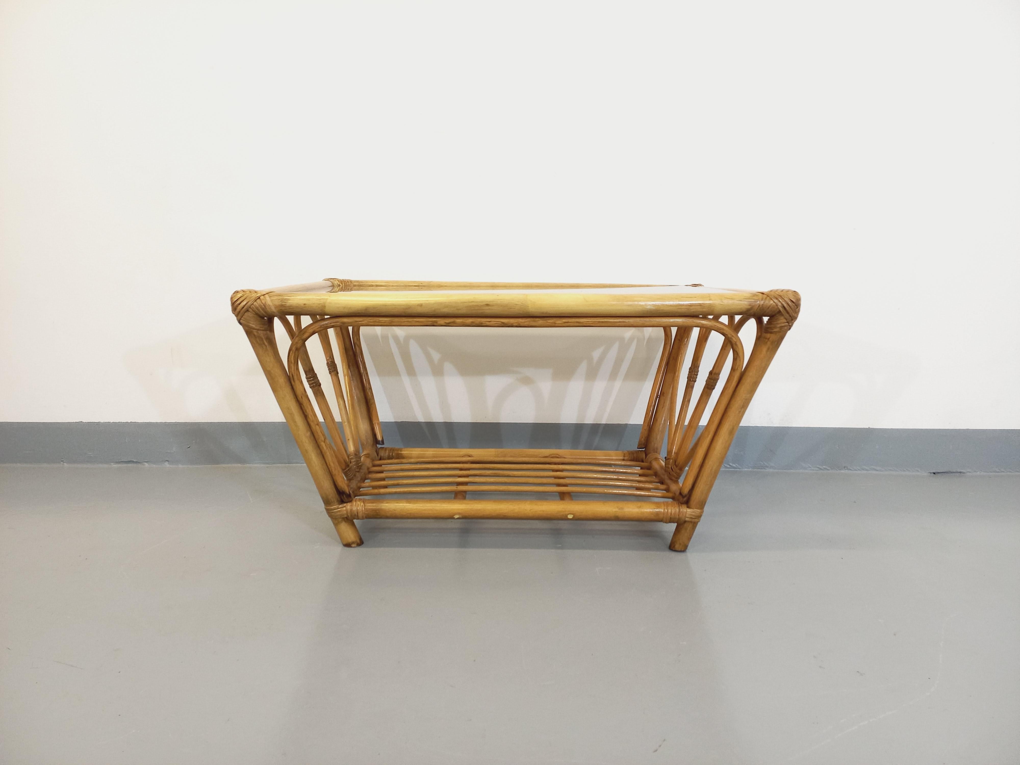 Table basse vintage en verre fumé et rotin des années 70 en vente 2