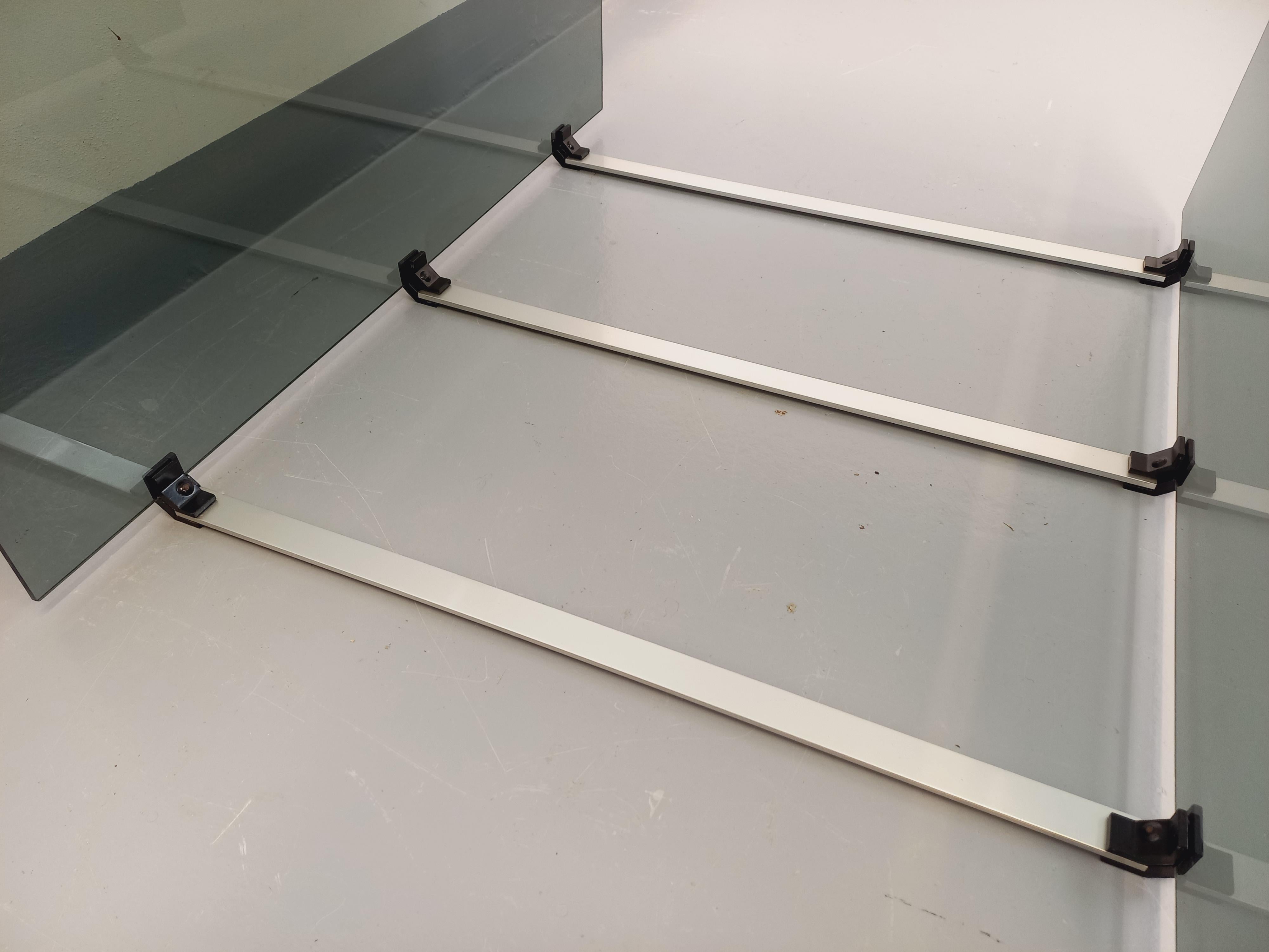 Table basse vintage en verre fumé, métal noir et fonte d'aluminium des années 70 en vente 3