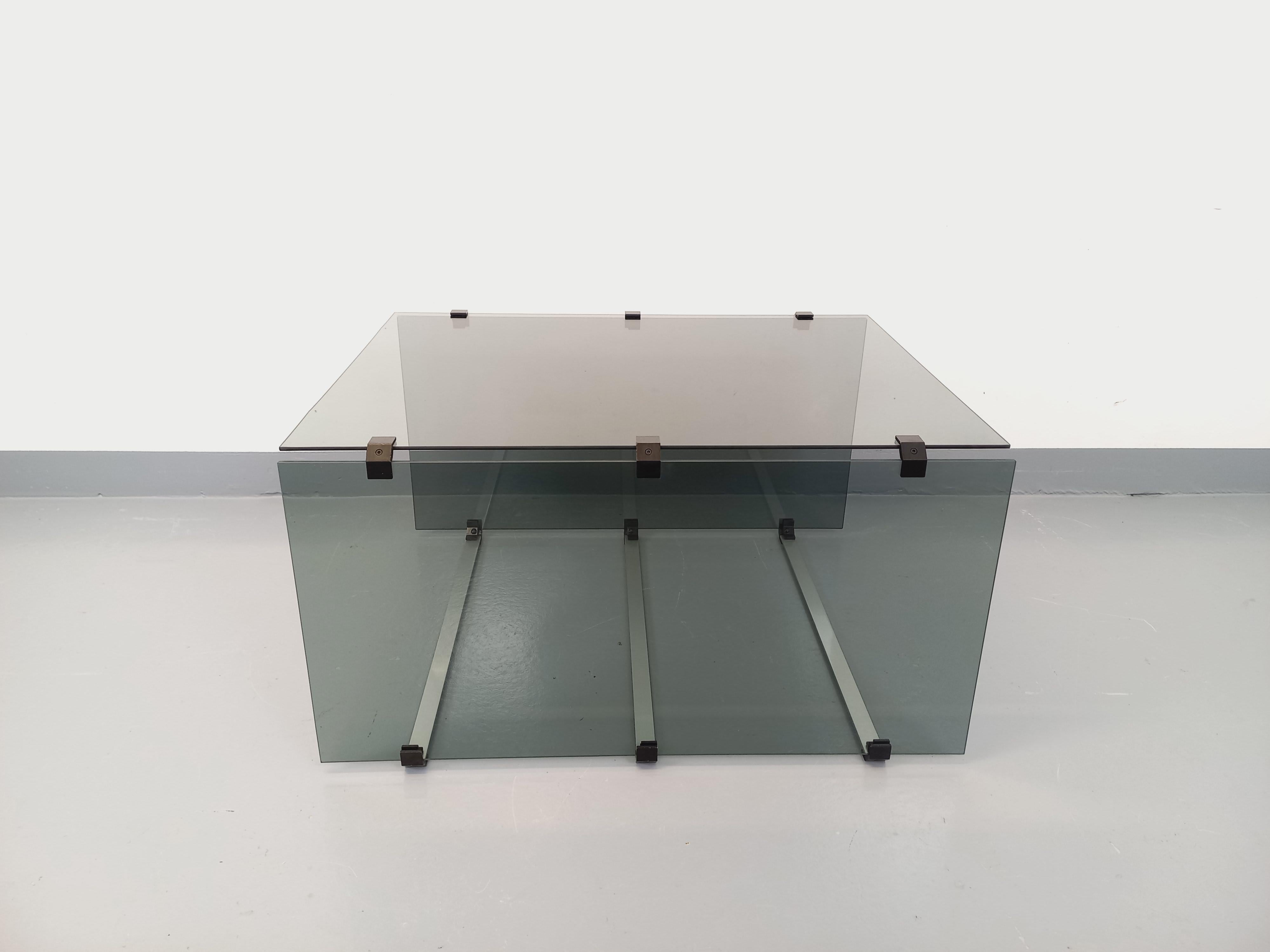 Table basse vintage en verre fumé, métal noir et fonte d'aluminium des années 70 en vente 4