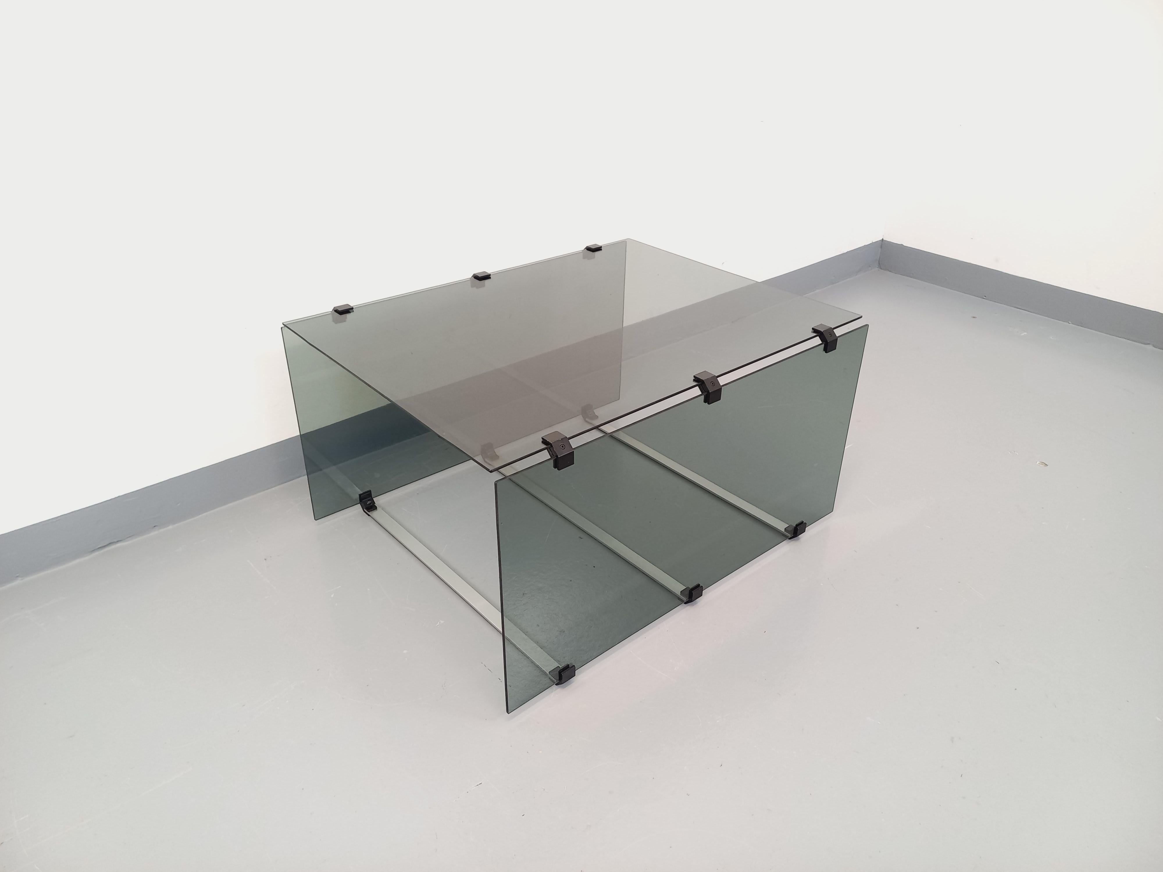 Table basse vintage en verre fumé, métal noir et fonte d'aluminium des années 70 en vente 5