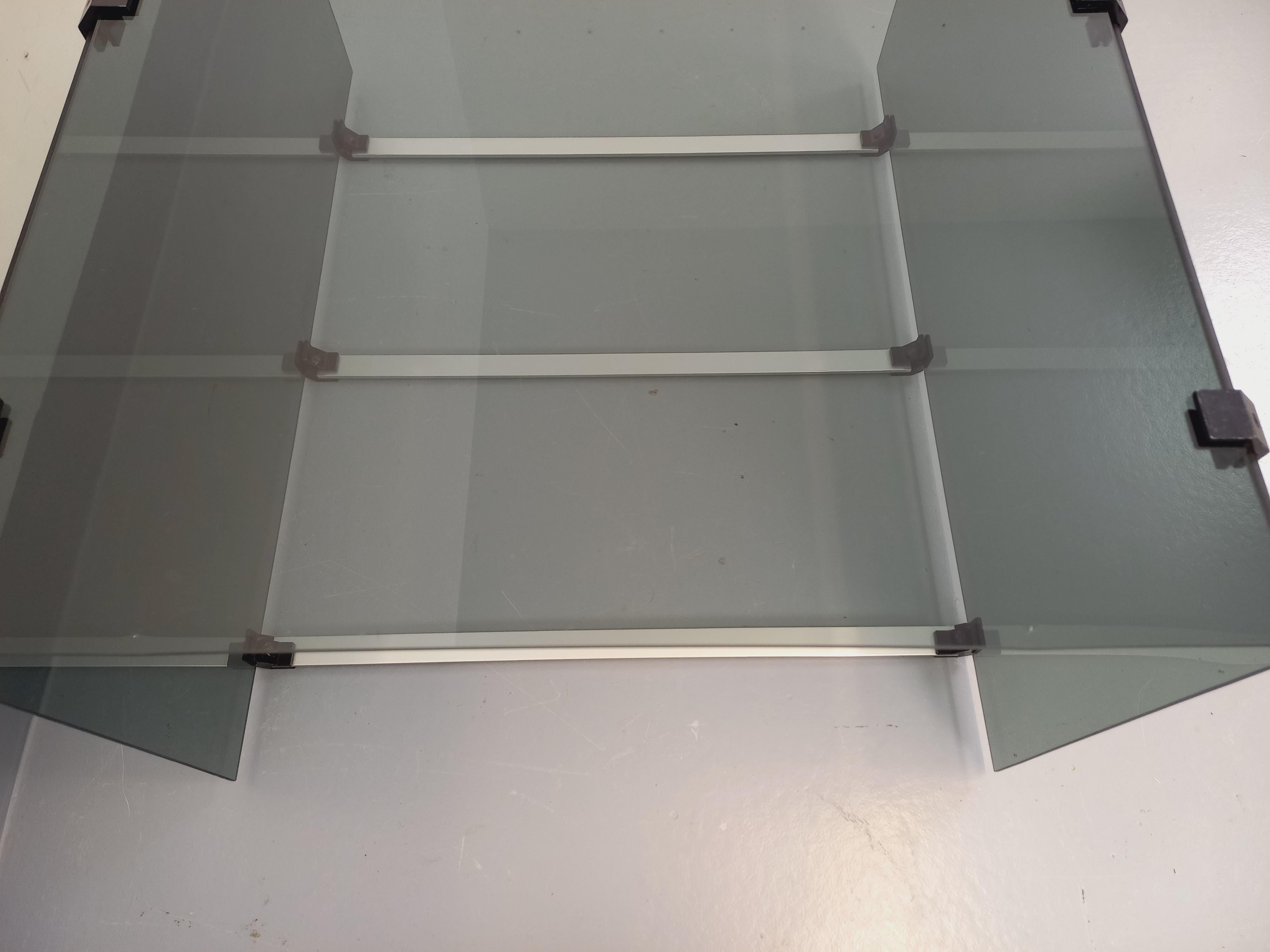 Table basse vintage en verre fumé, métal noir et fonte d'aluminium des années 70 en vente 6