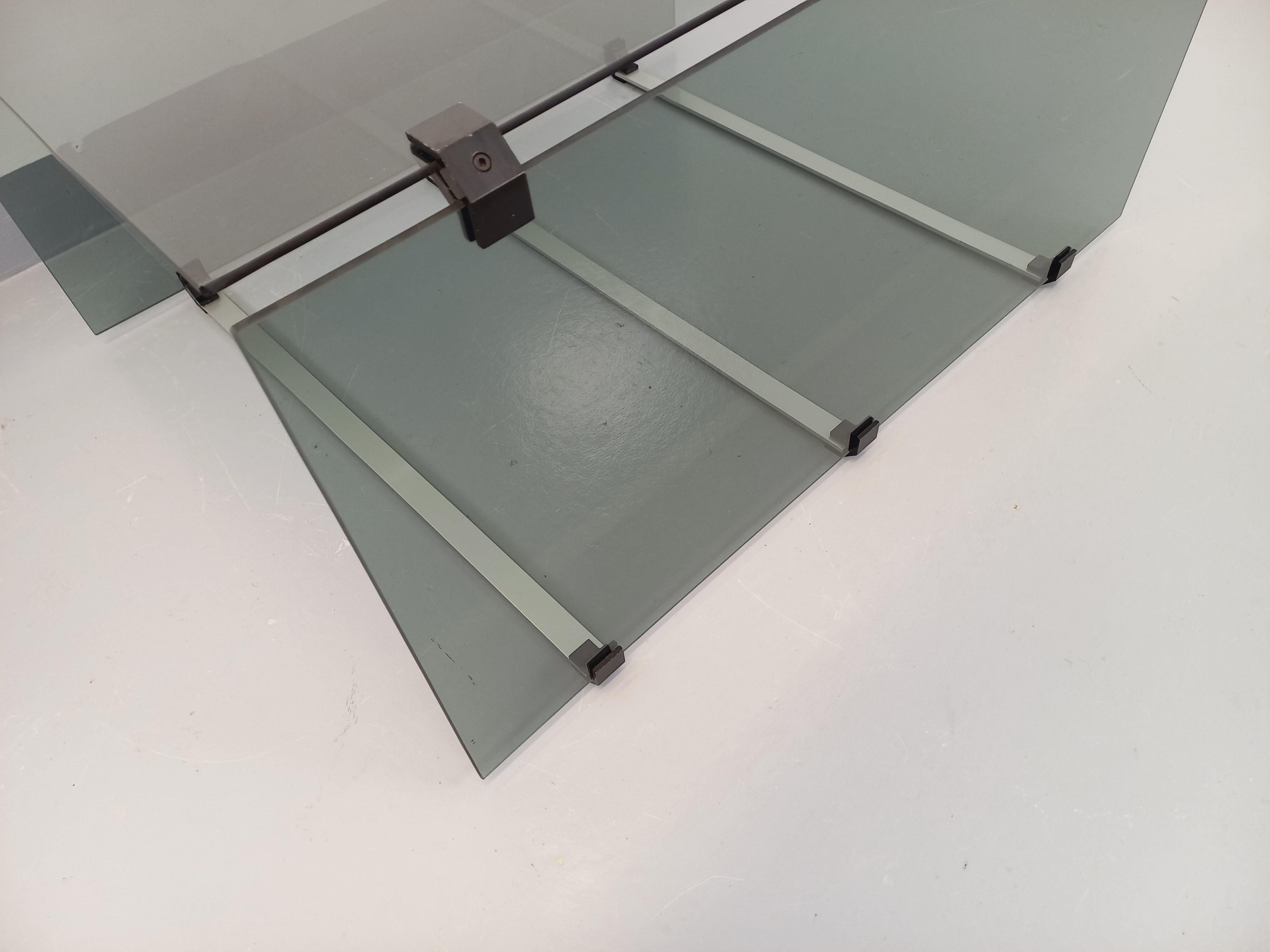 Table basse vintage en verre fumé, métal noir et fonte d'aluminium des années 70 en vente 7