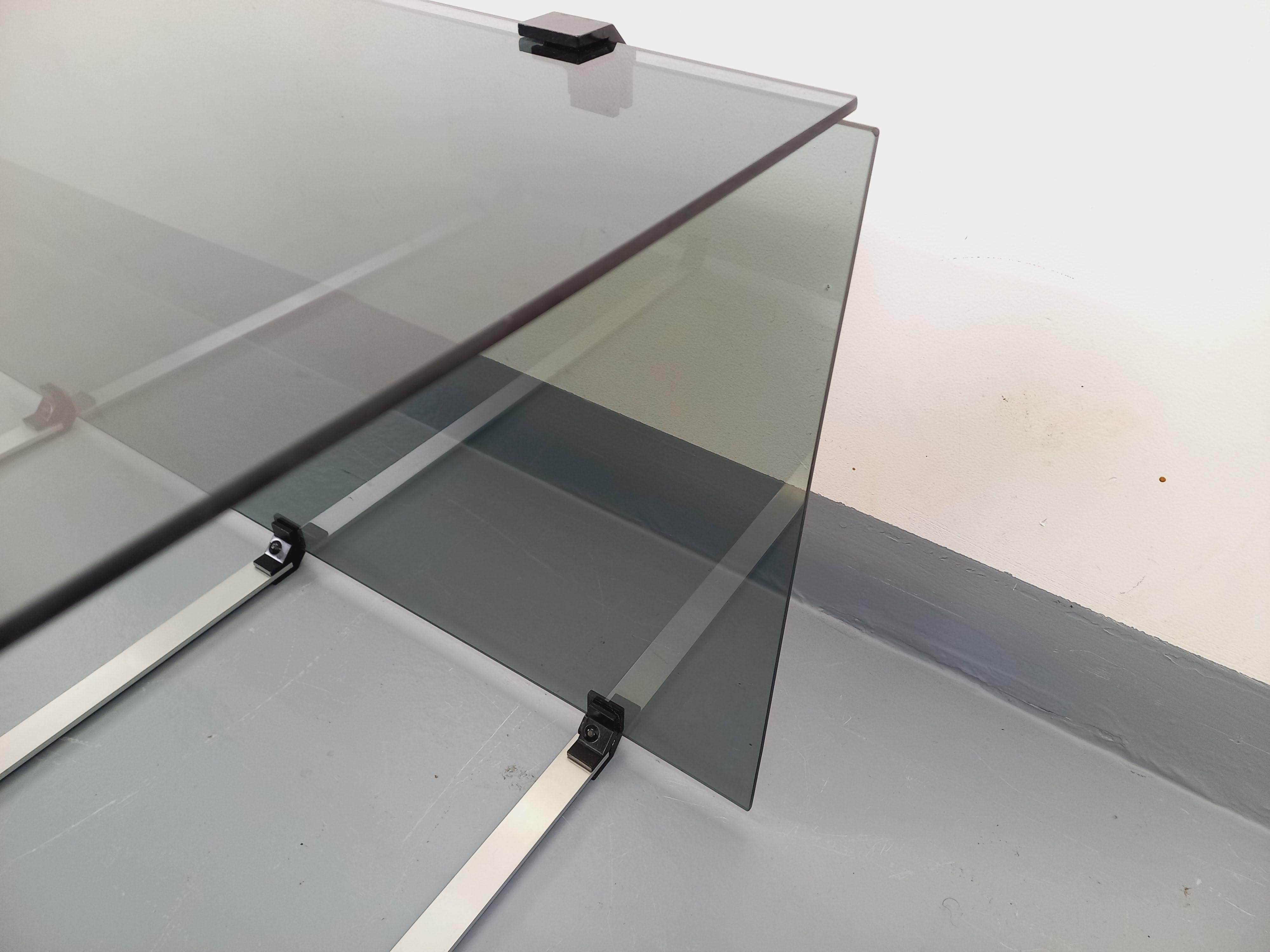 Table basse vintage en verre fumé, métal noir et fonte d'aluminium des années 70 en vente 8