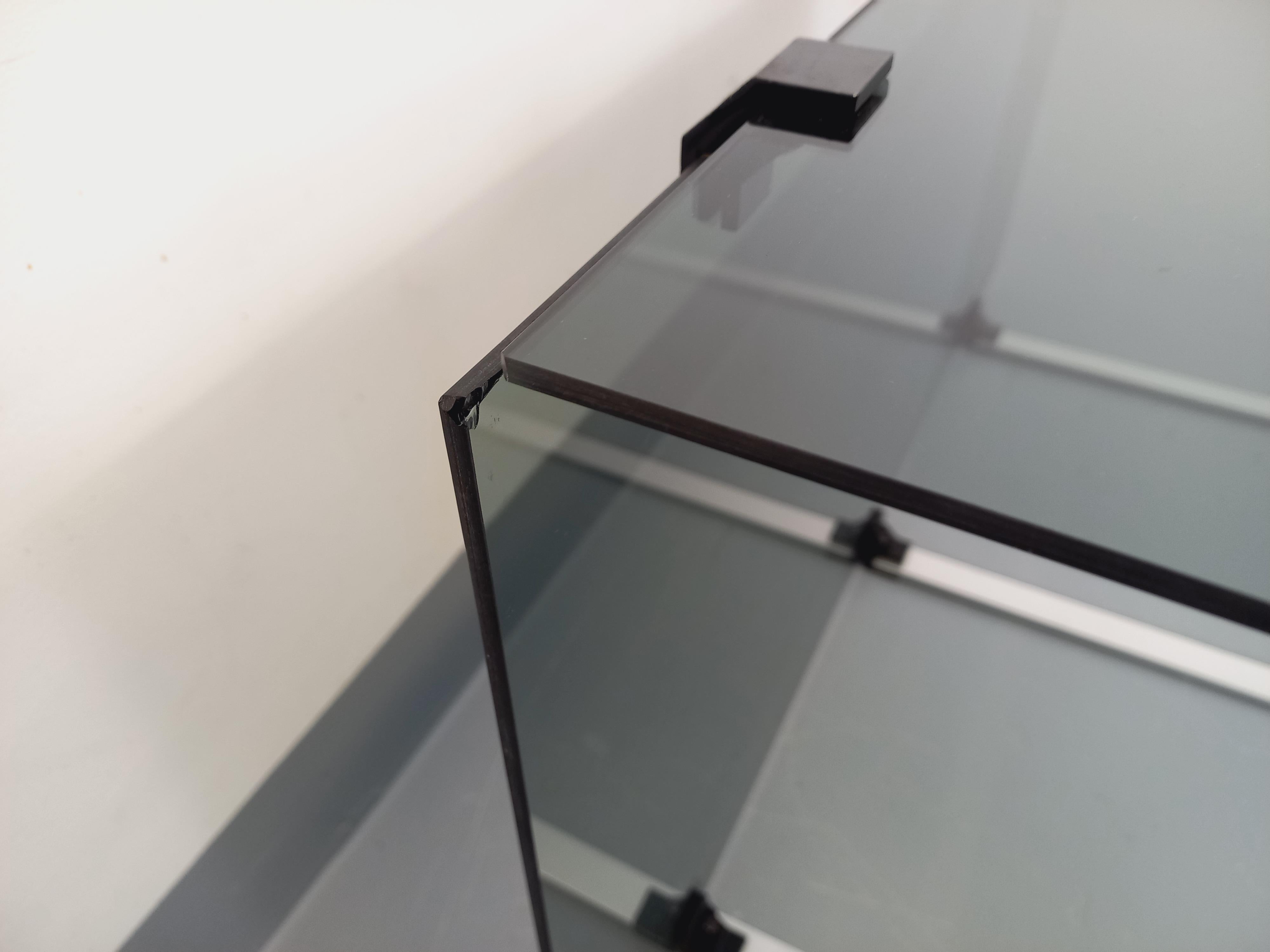 Table basse vintage en verre fumé, métal noir et fonte d'aluminium des années 70 en vente 9