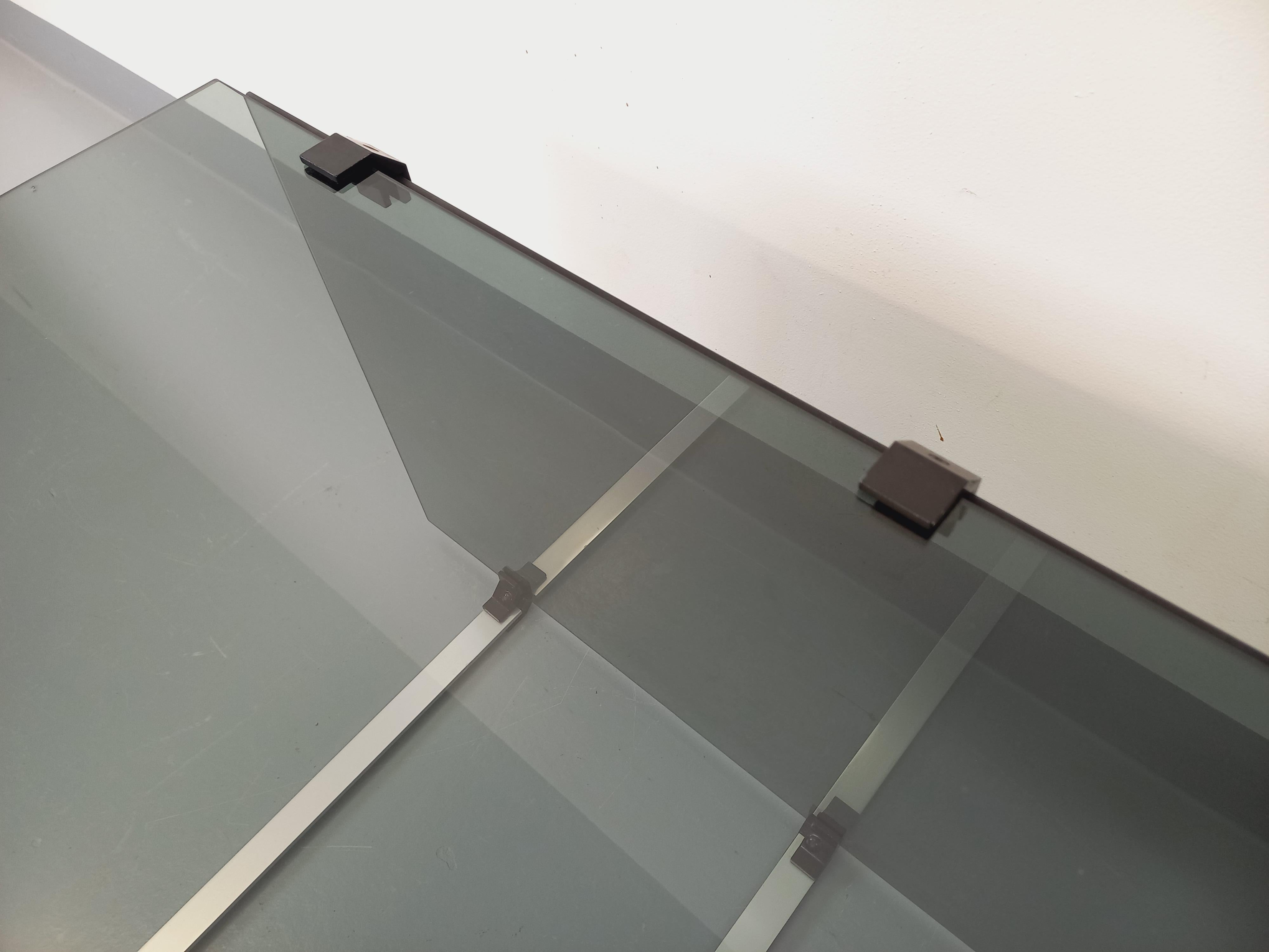 Table basse vintage en verre fumé, métal noir et fonte d'aluminium des années 70 en vente 10