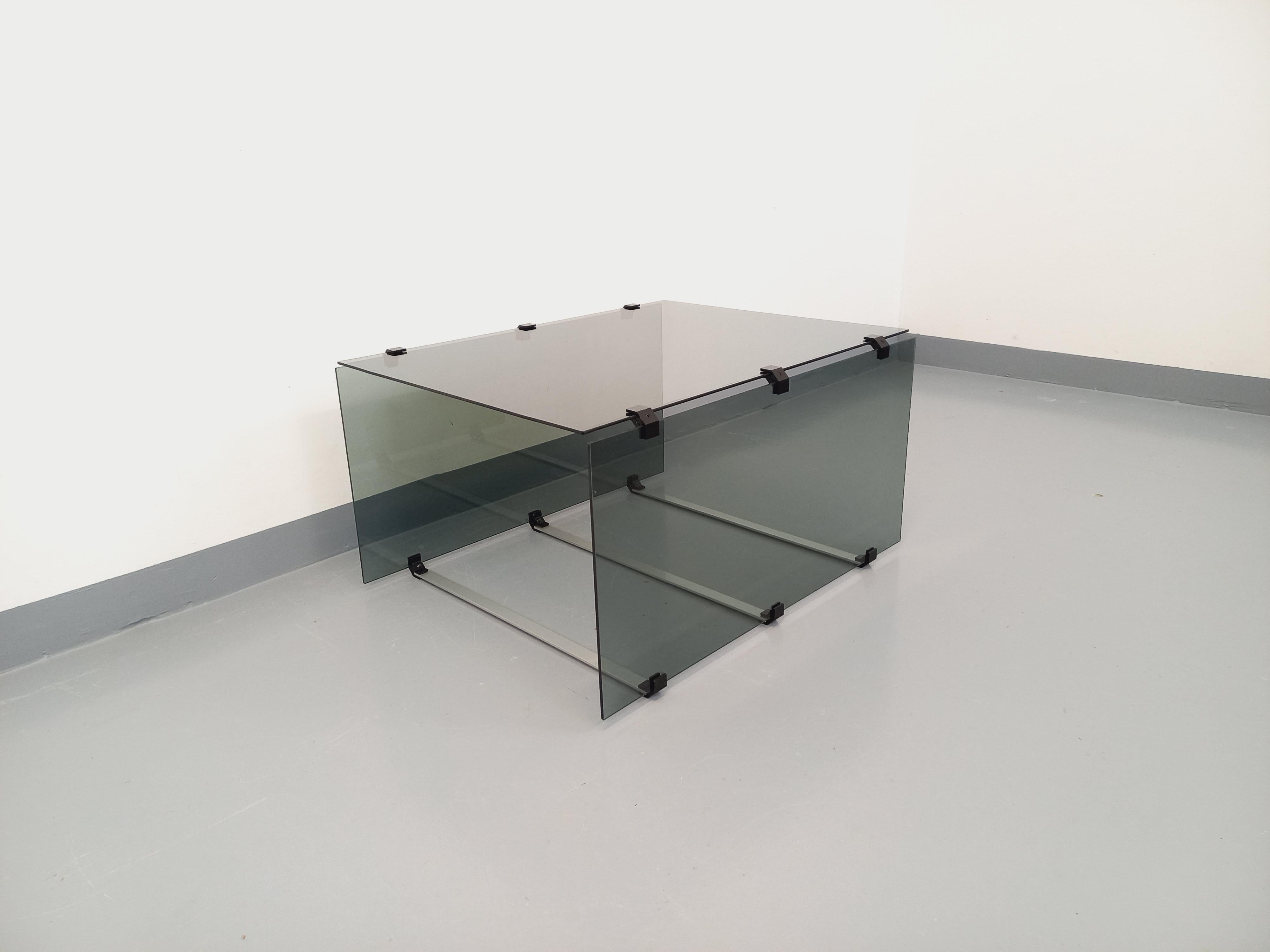 Table basse vintage en verre fumé, métal noir et fonte d'aluminium des années 70 en vente 11
