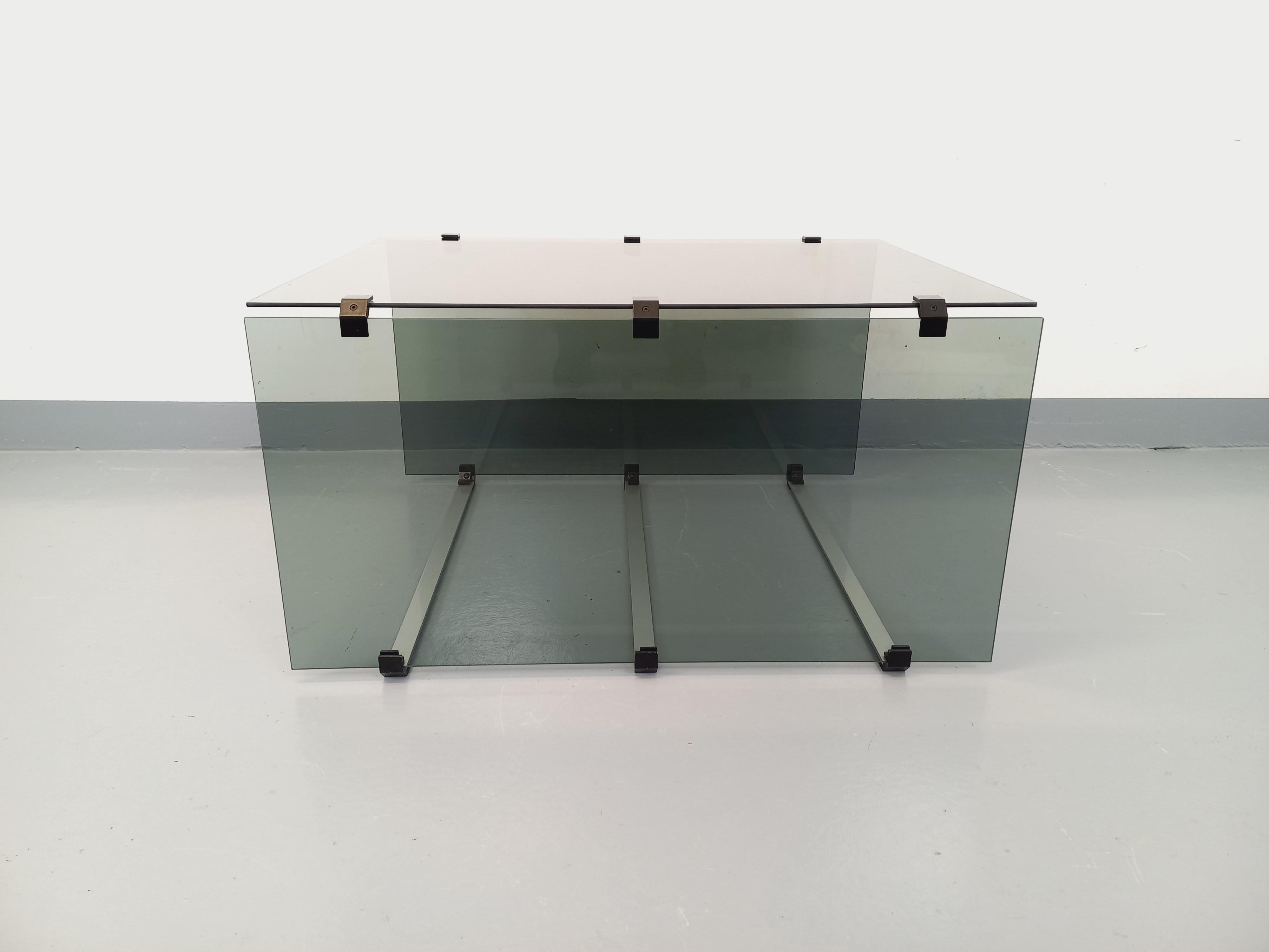 Mid-Century Modern Table basse vintage en verre fumé, métal noir et fonte d'aluminium des années 70 en vente