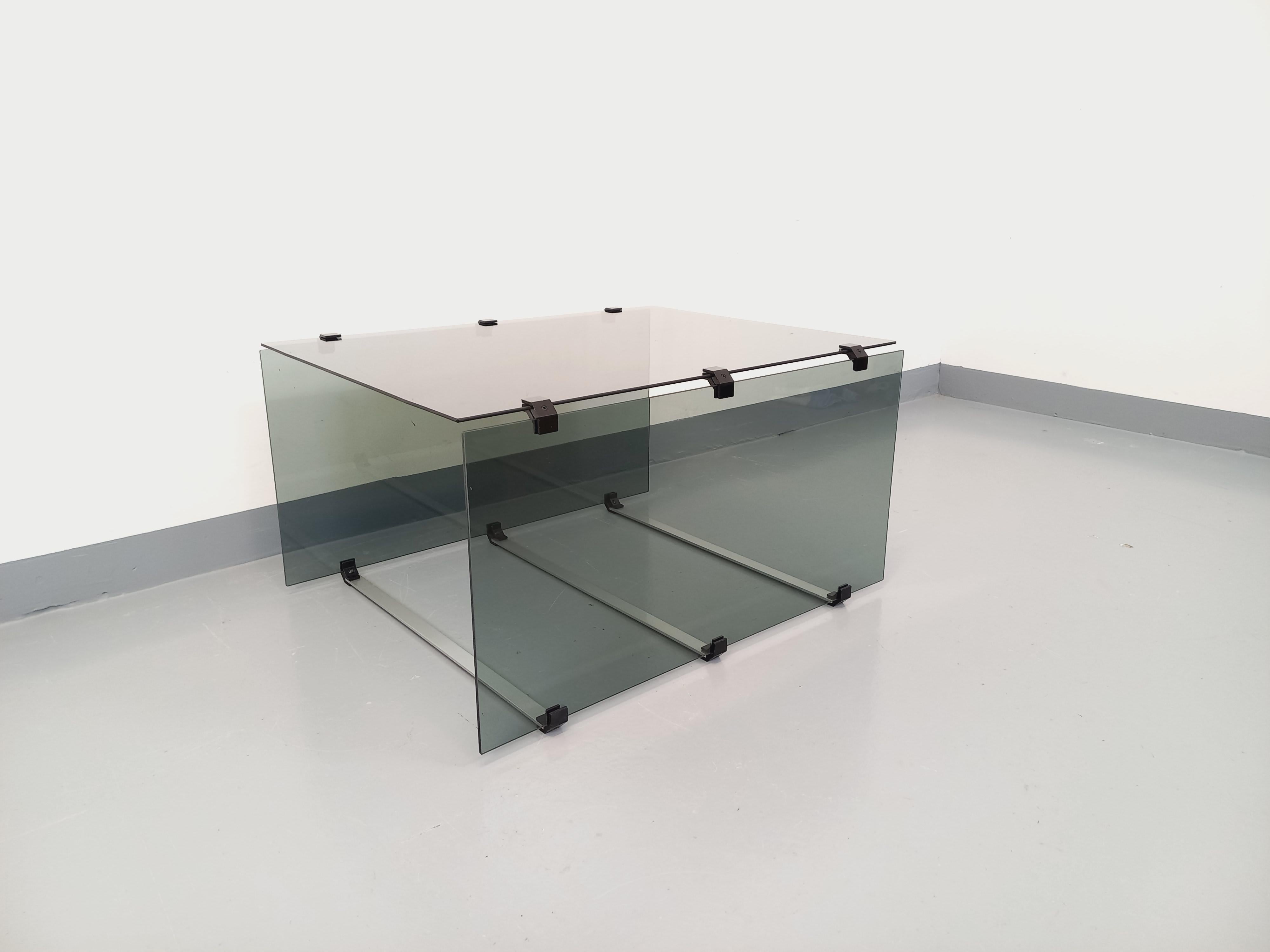 Français Table basse vintage en verre fumé, métal noir et fonte d'aluminium des années 70 en vente