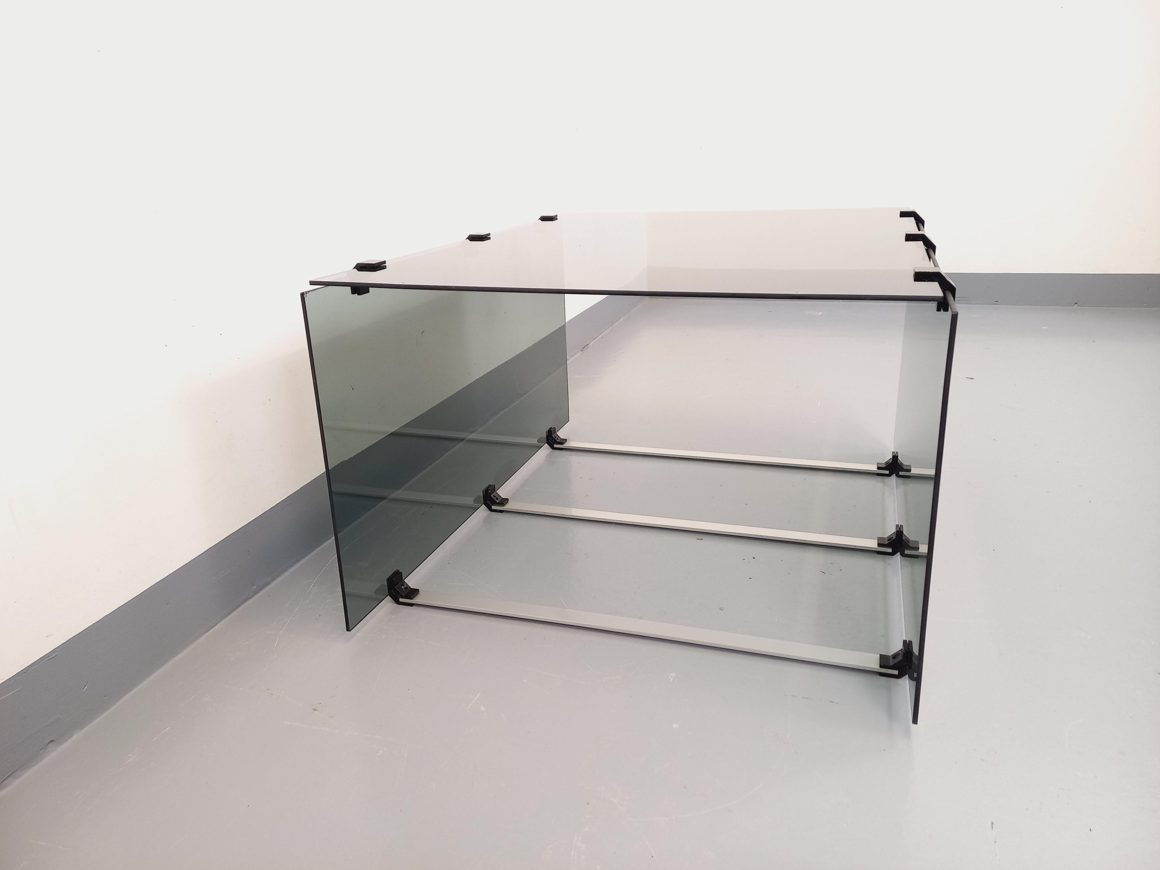 Table basse vintage en verre fumé, métal noir et fonte d'aluminium des années 70 Bon état - En vente à BESANÇON, FR