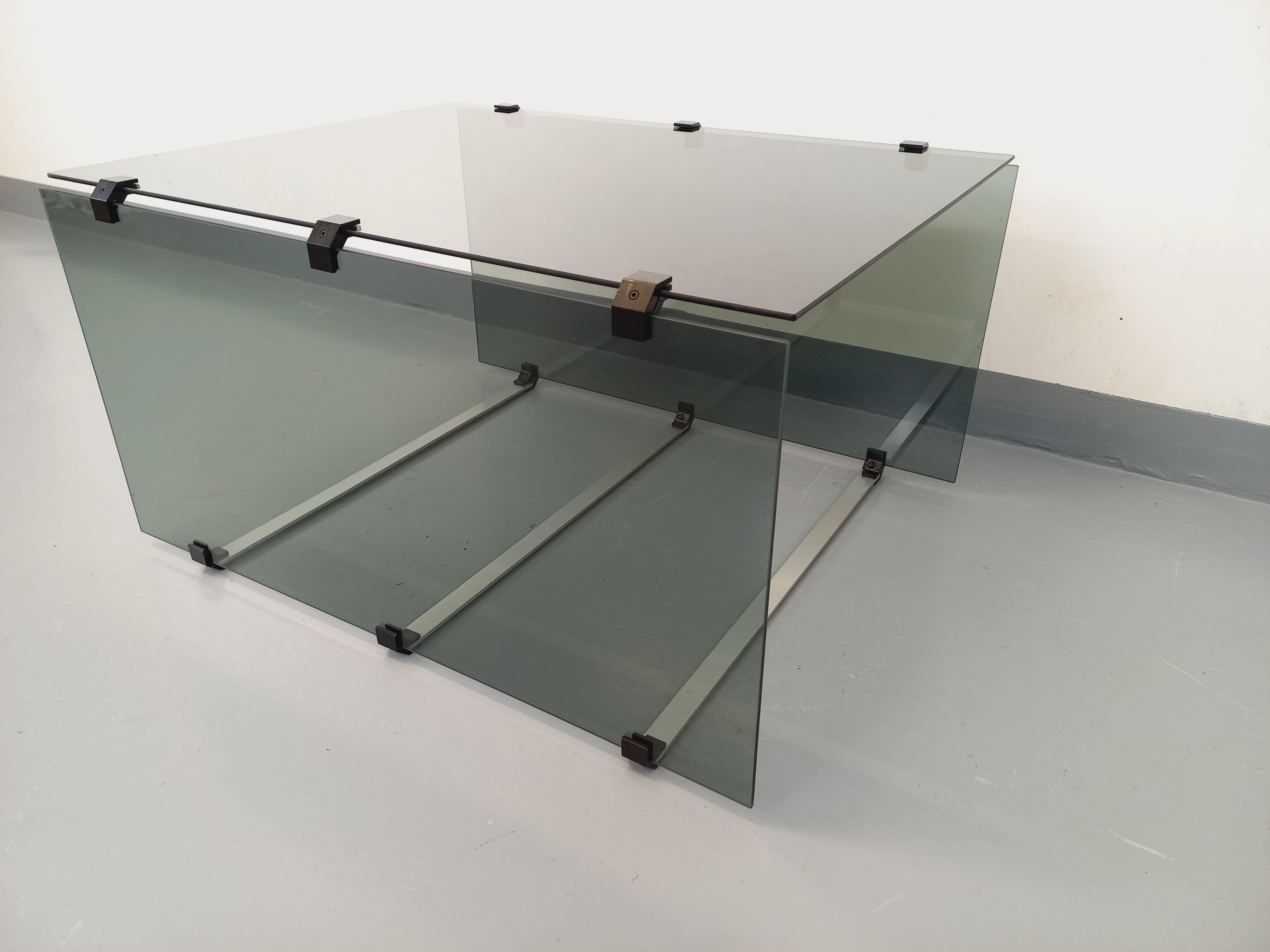 Fin du 20e siècle Table basse vintage en verre fumé, métal noir et fonte d'aluminium des années 70 en vente