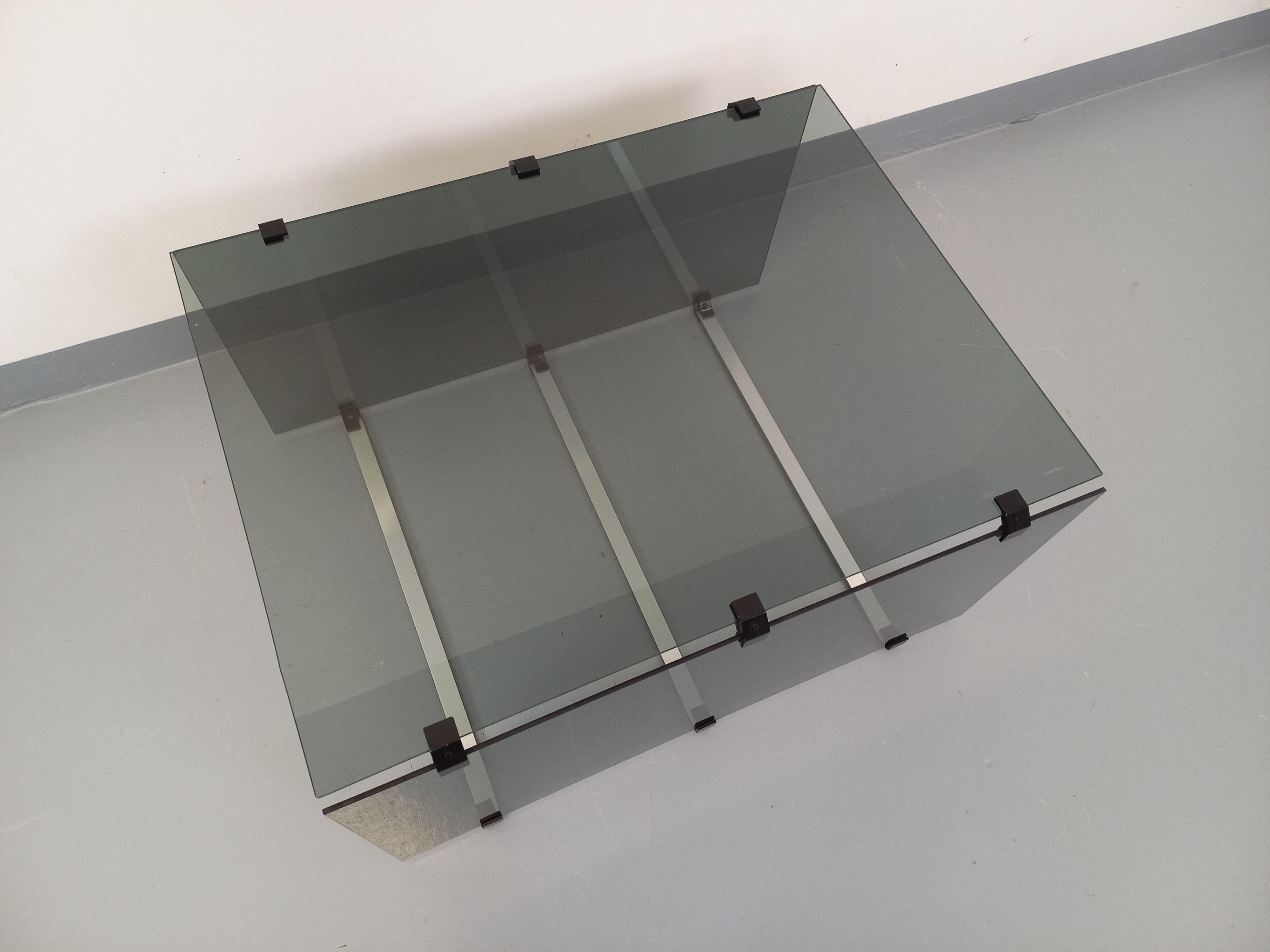 Verre fumé Table basse vintage en verre fumé, métal noir et fonte d'aluminium des années 70 en vente