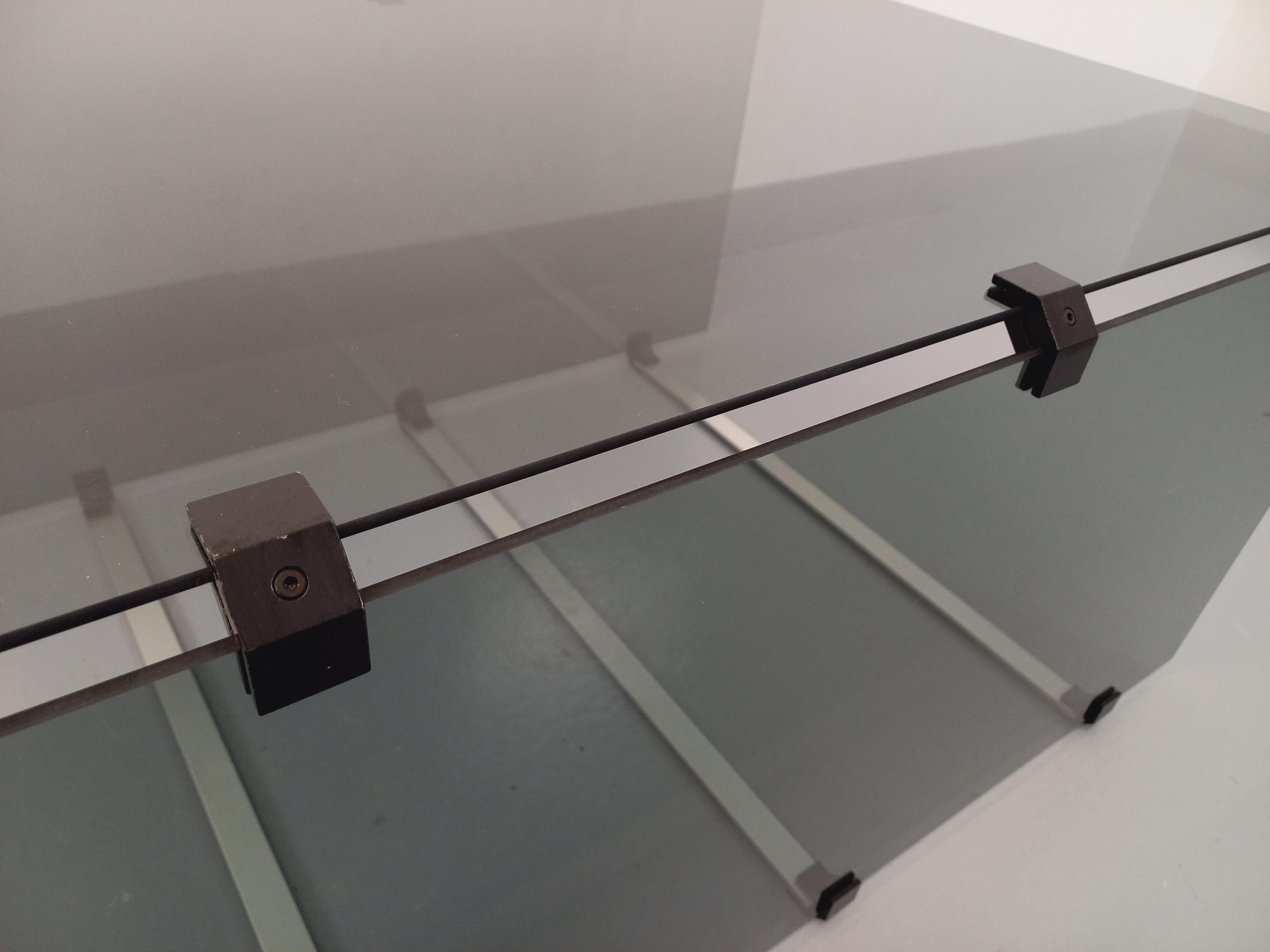 Table basse vintage en verre fumé, métal noir et fonte d'aluminium des années 70 en vente 1
